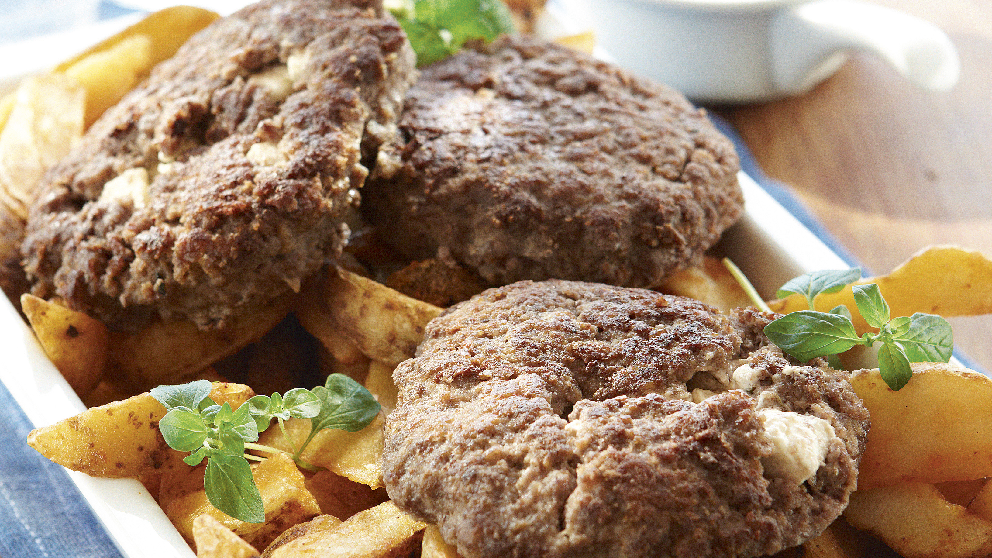 Fetajuustolla täytetyt jauhelihapihvit