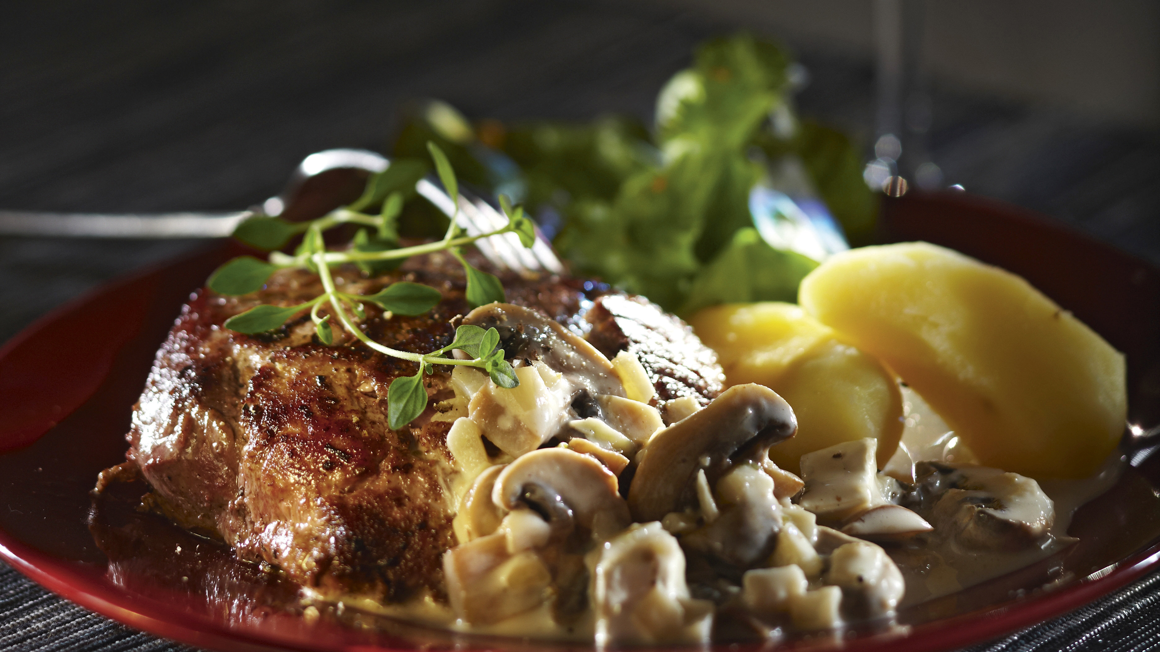 Ulkofileepihvit ja vuohenjuusto-sienikastike