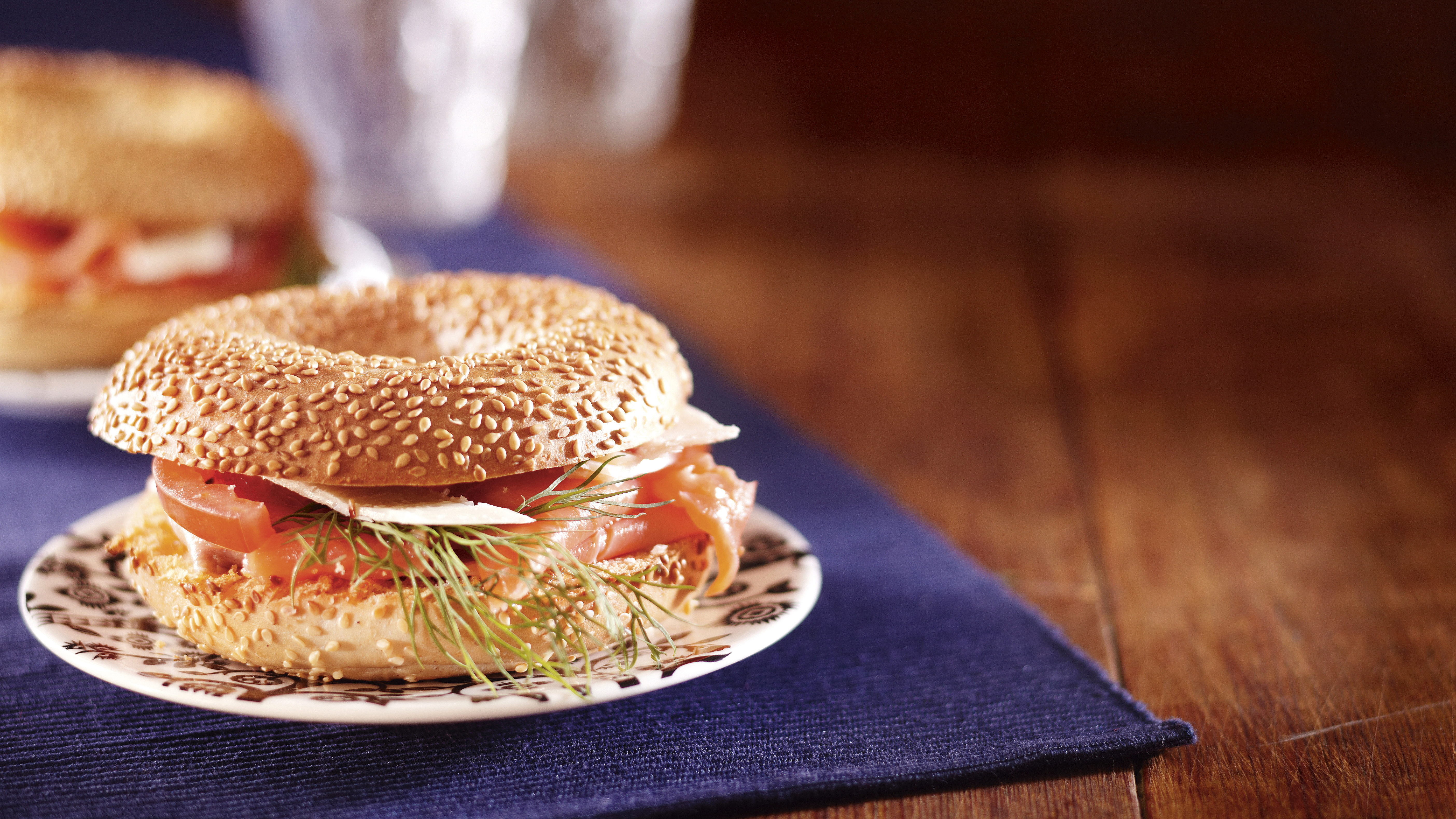 Lohitäytteiset bagelit