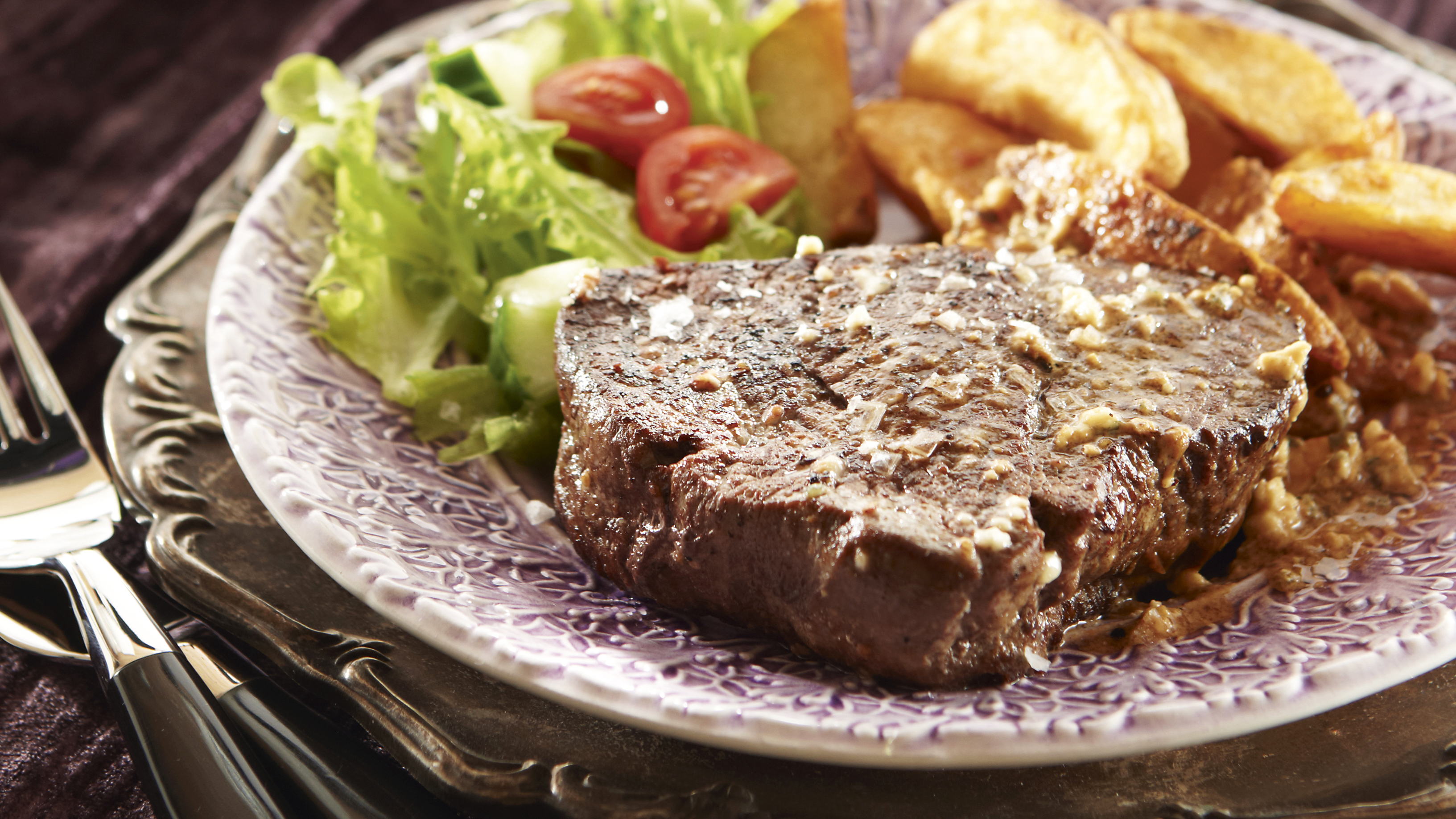 Pihvit homejuustokastikkeessa