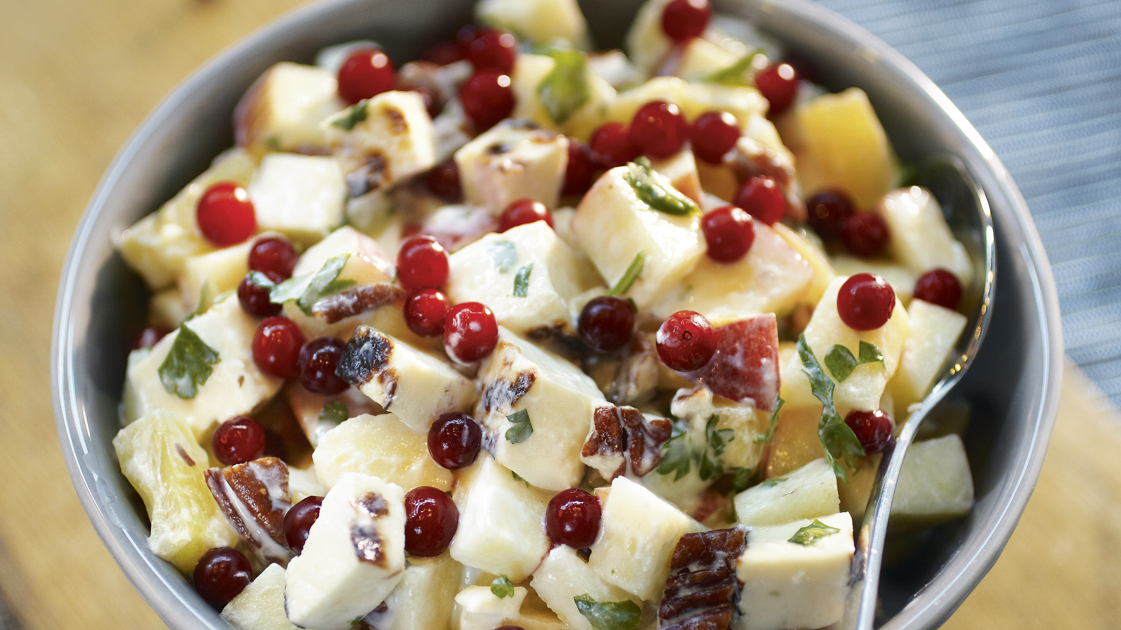 Leipäjuustosalaatti Waldorfin tapaan