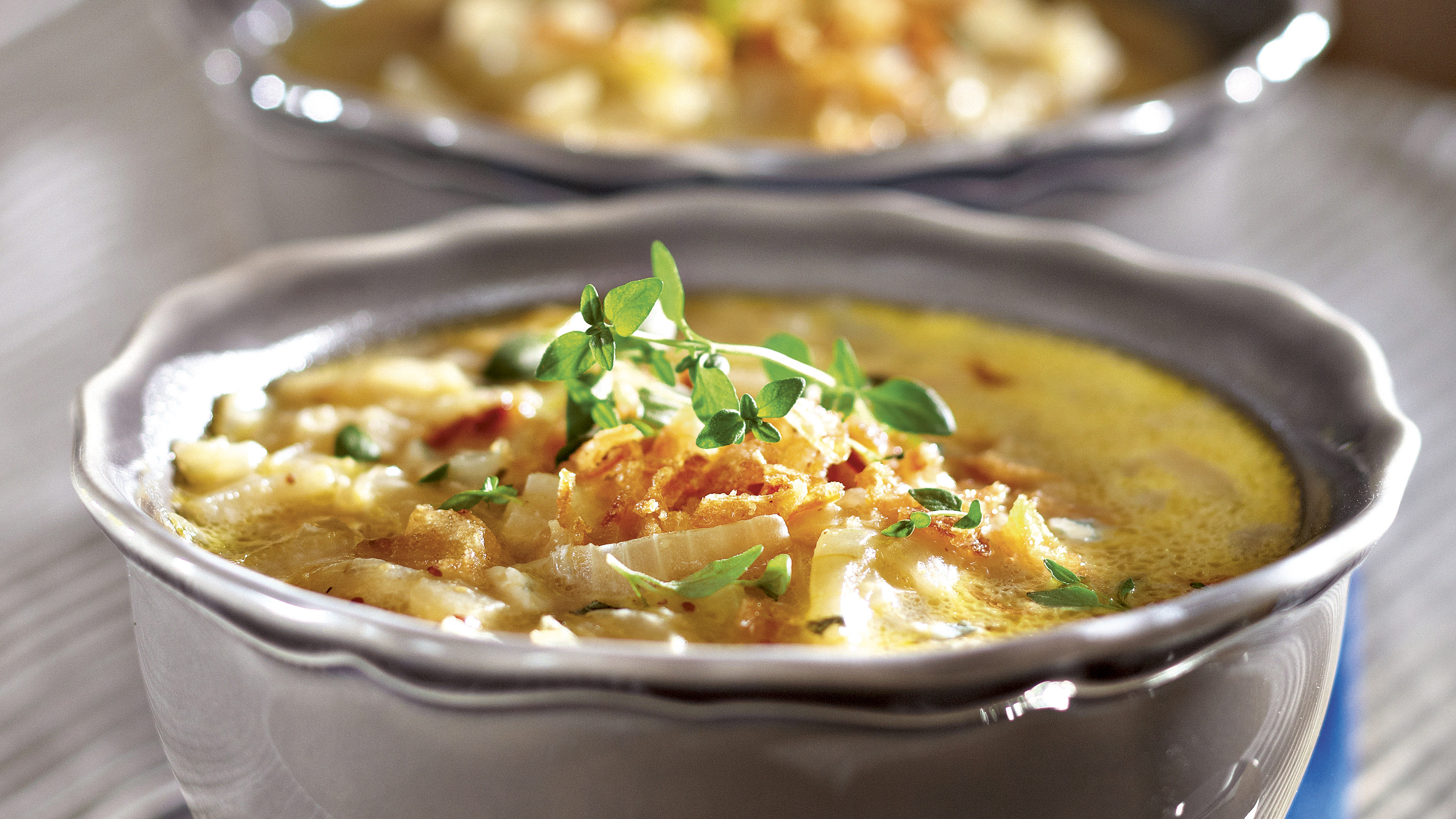 Sinihomejuusto-sipulikeitto