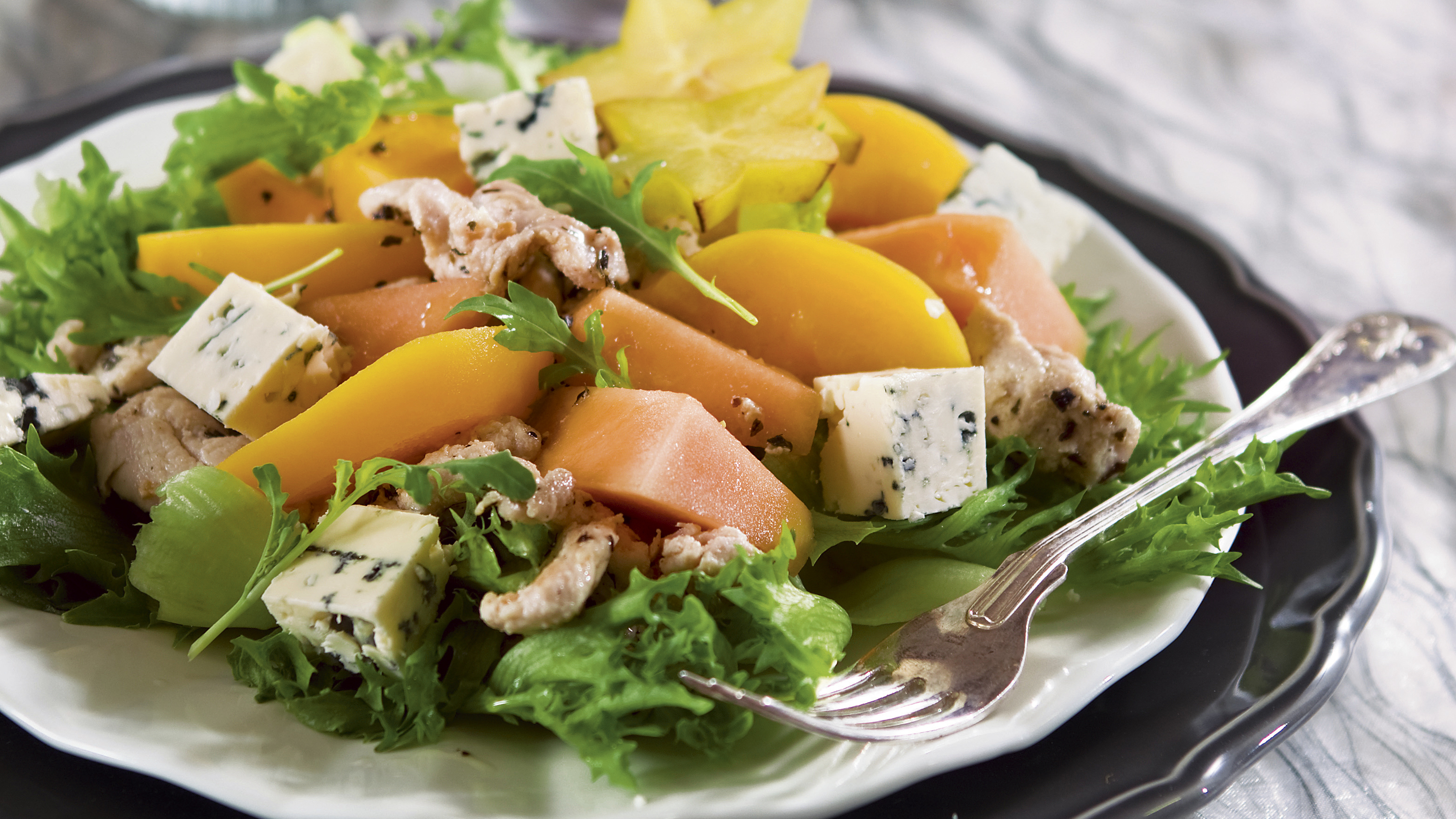 Keltaisten hedelmien broilerisalaatti
