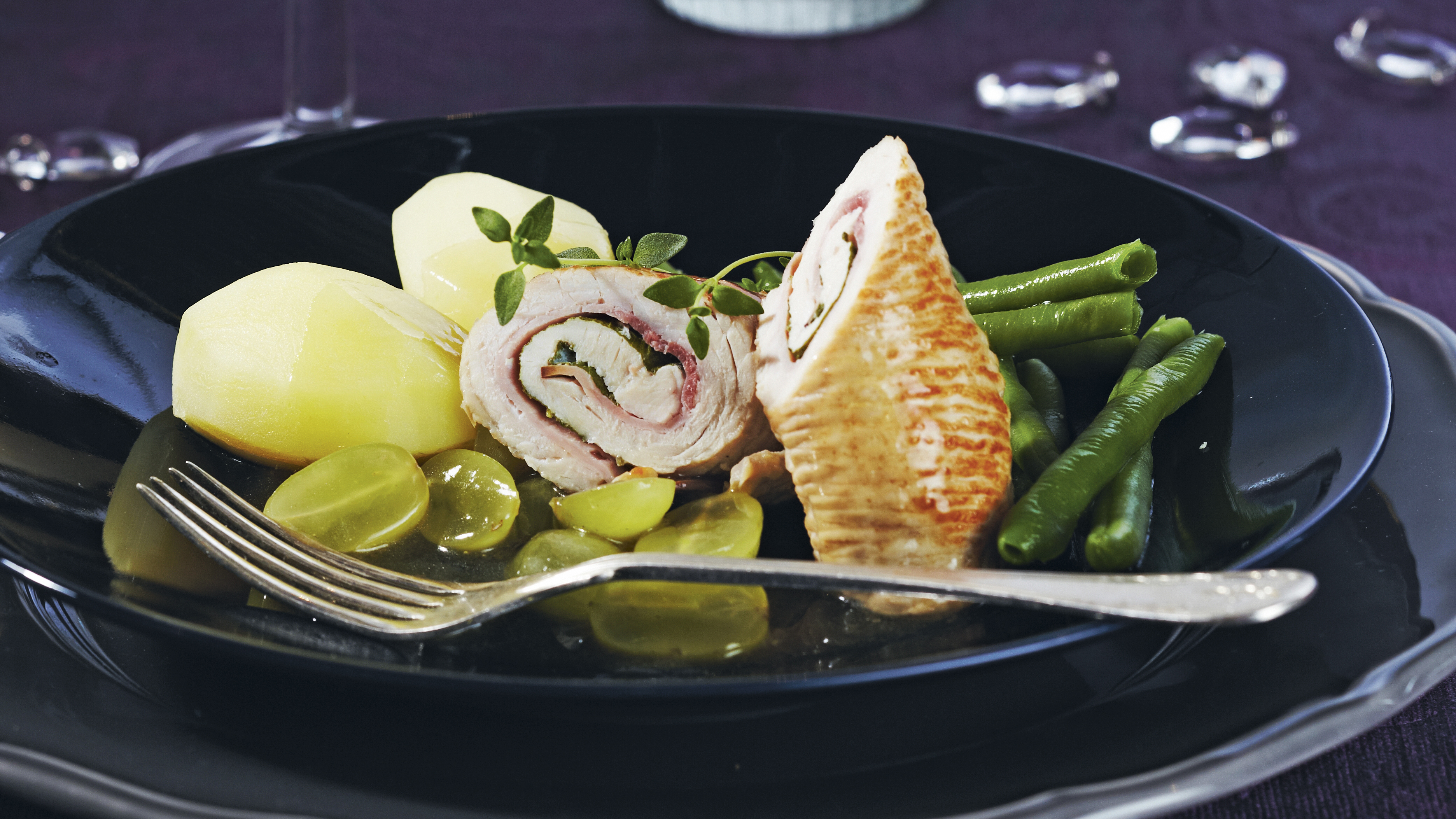 Kalkkuna-saltimboccakääryleet ja rypälekastike