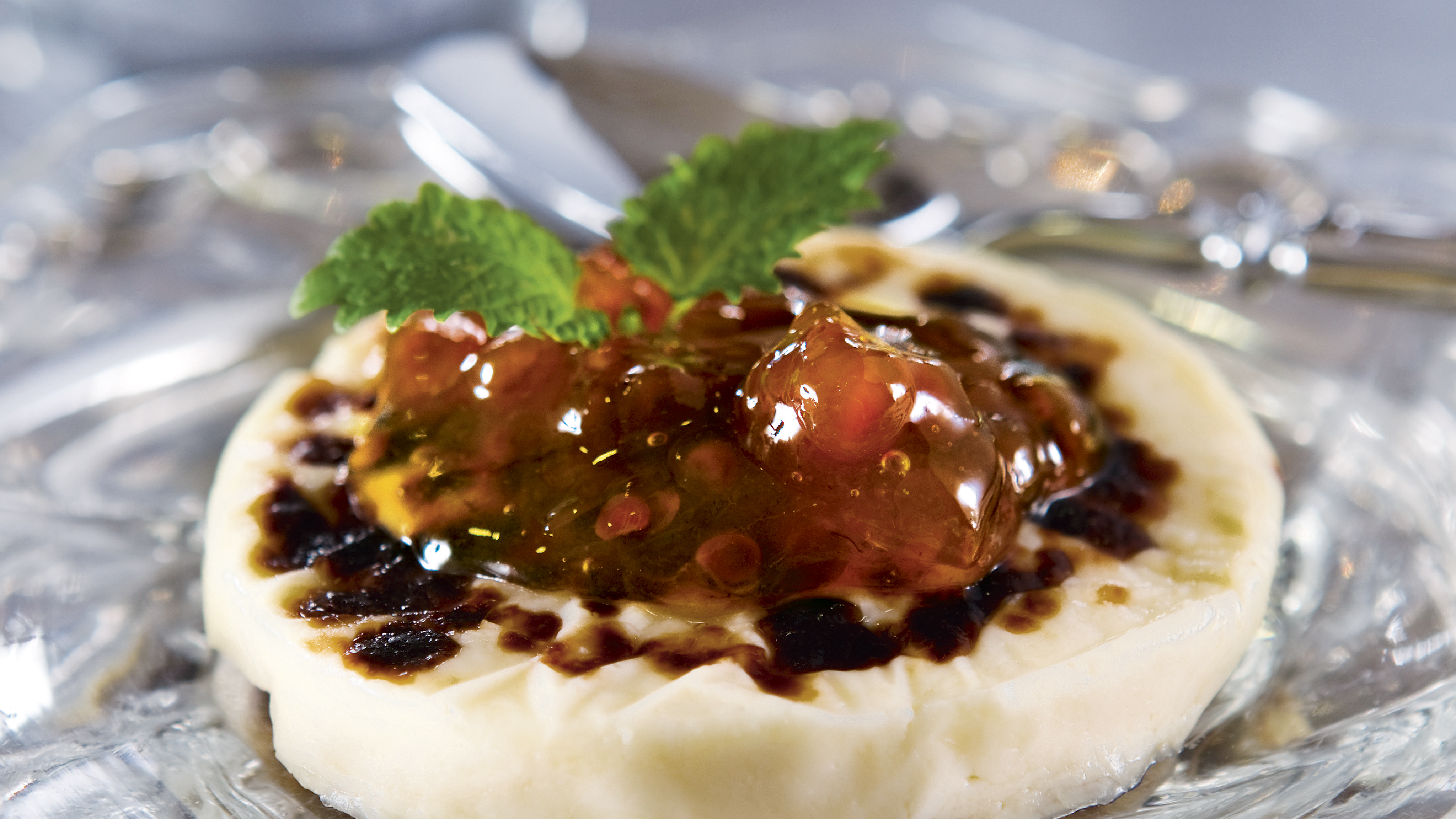 Juustoleipää ja lakkahilloa