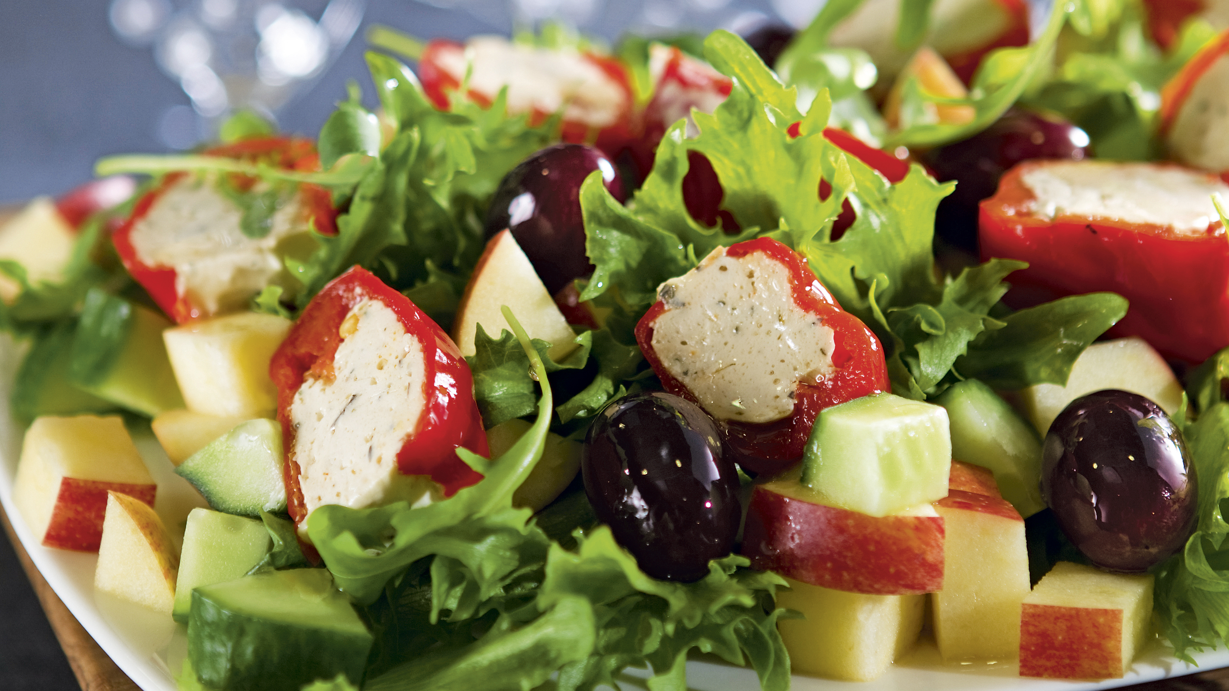 Salaatti täytetyistä paprikoista