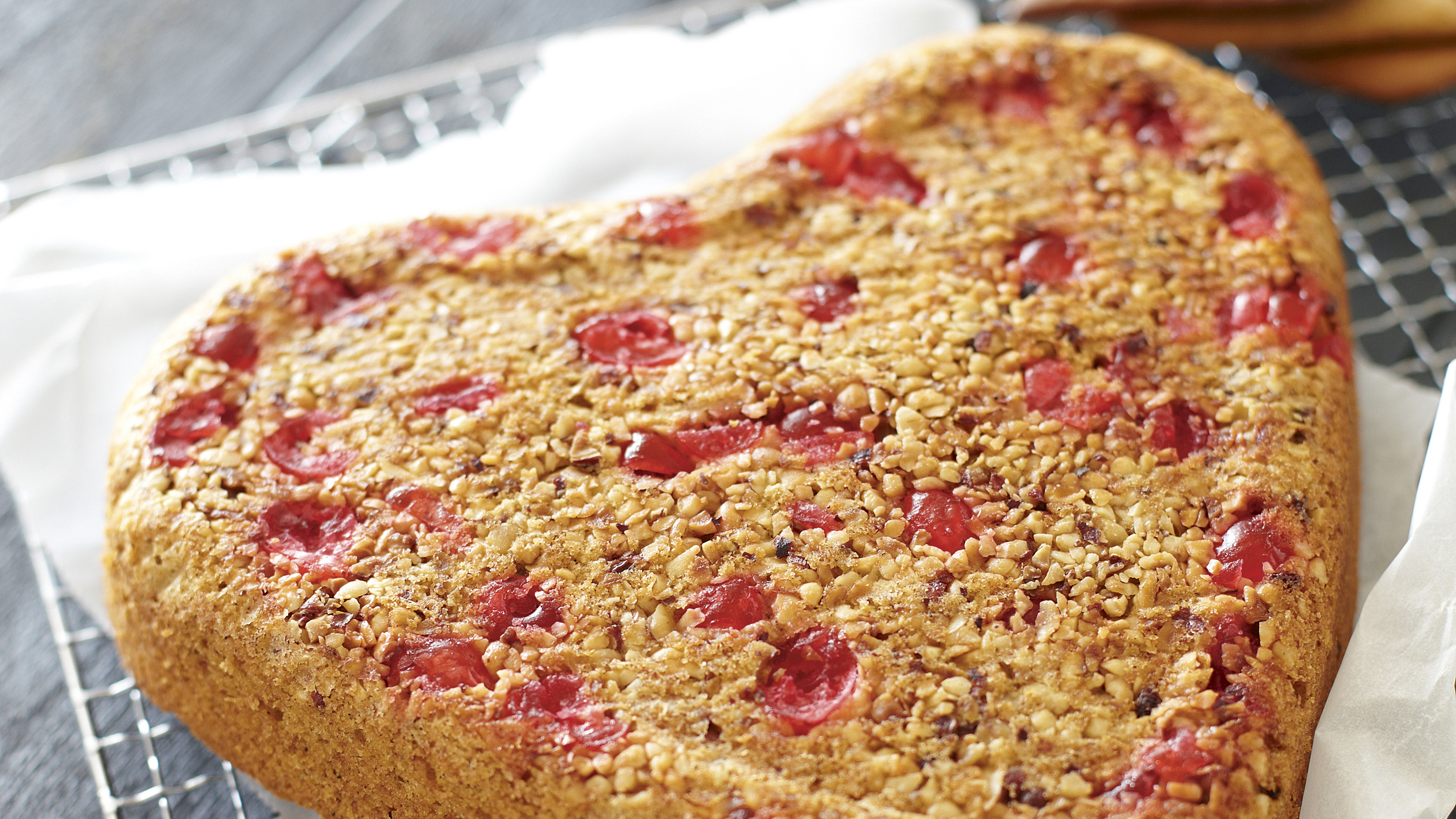 Kirsikkainen taatelikakku