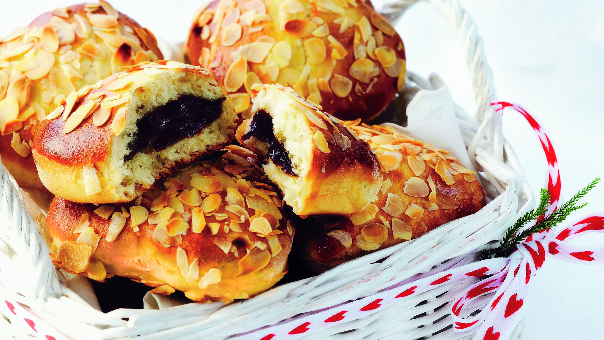 Luumutäytteiset sydänpullat