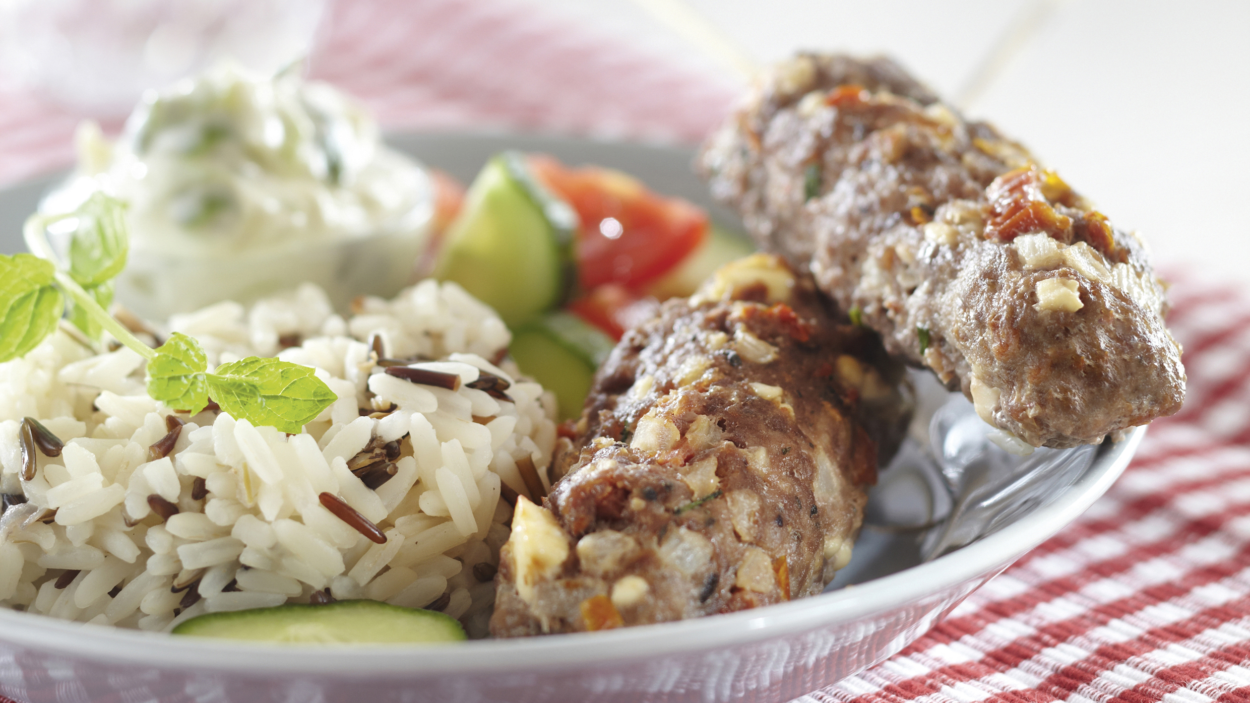 Lammaskebakot ja kurkkukastike