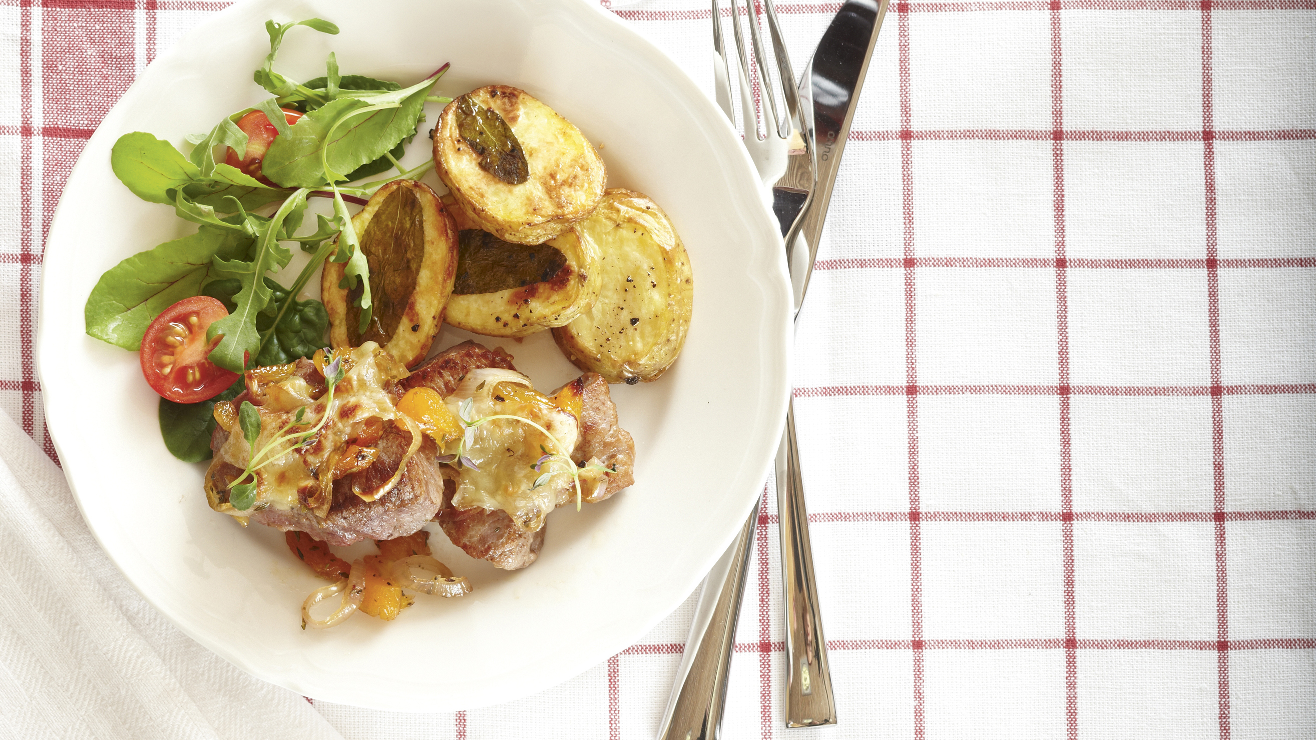 Possu-aprikoosipihvit ja salviaperunat