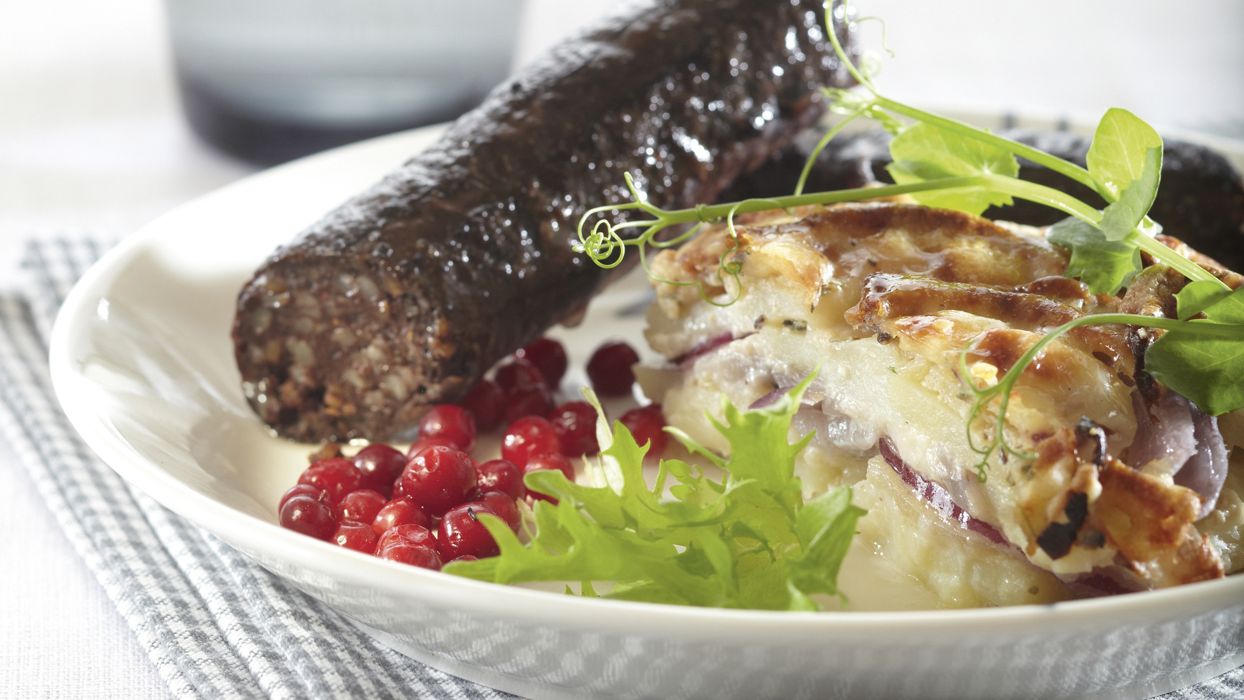 Omena-perunavuoka mustamakkaran kanssa