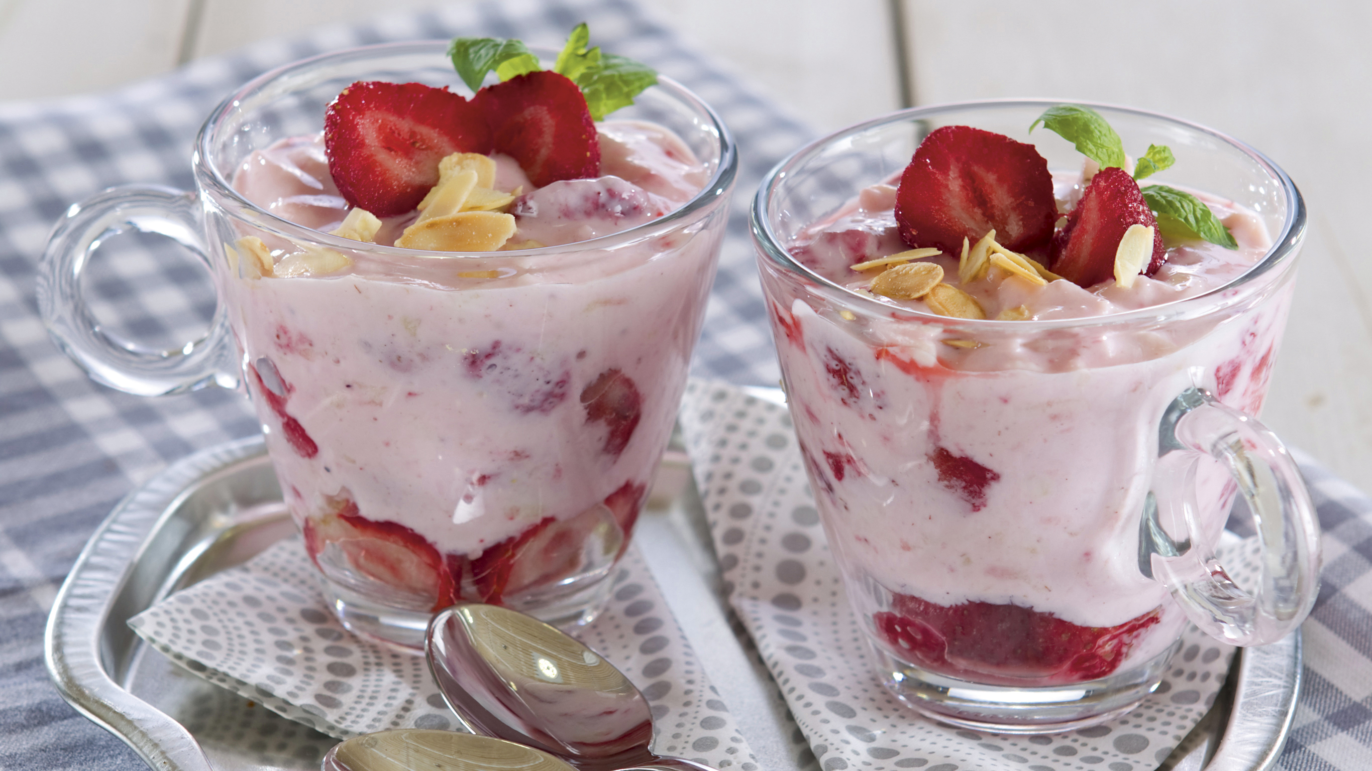 Kevyt mansikka-omenarahka