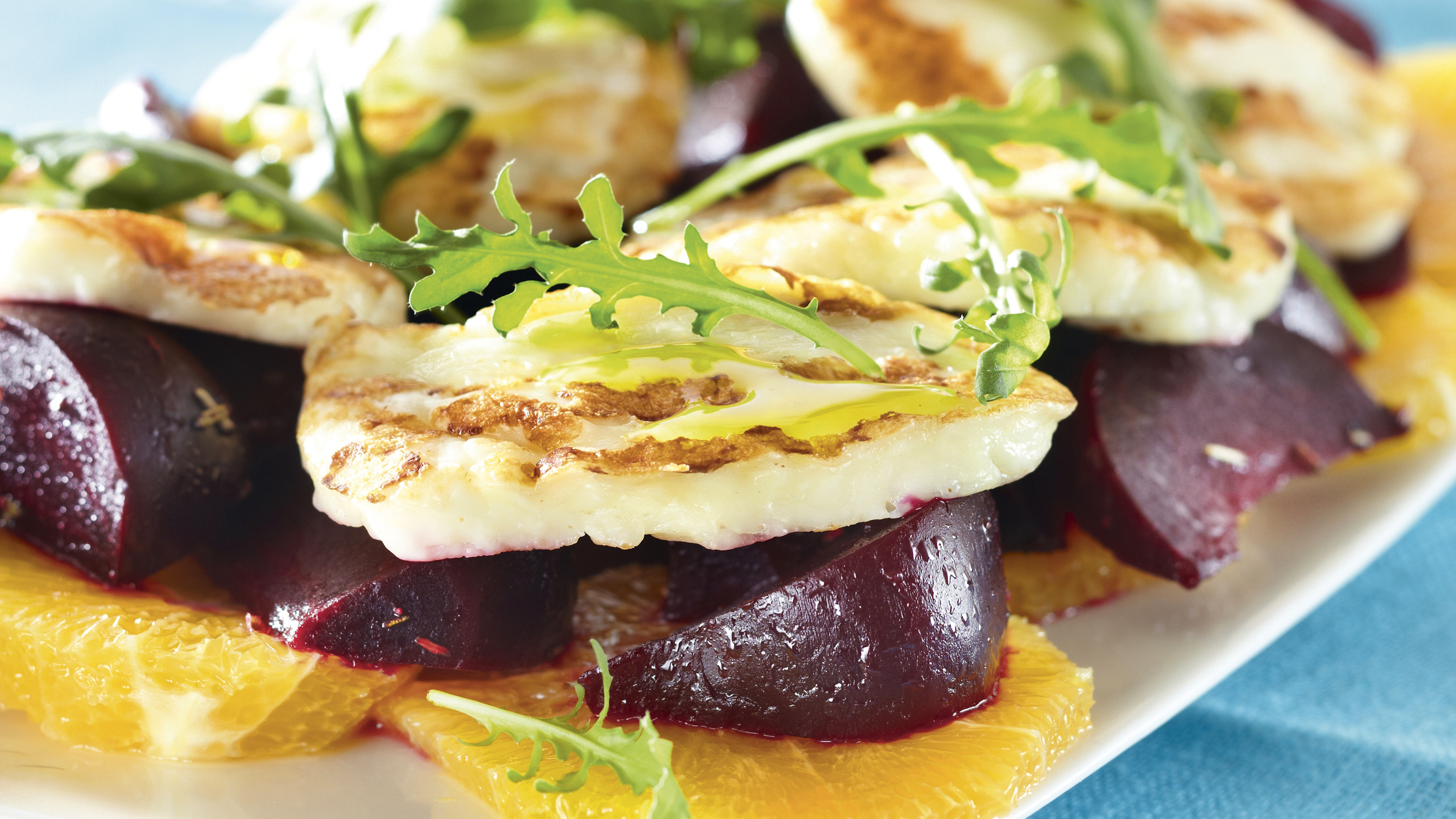 Punajuuri-halloumisalaatti