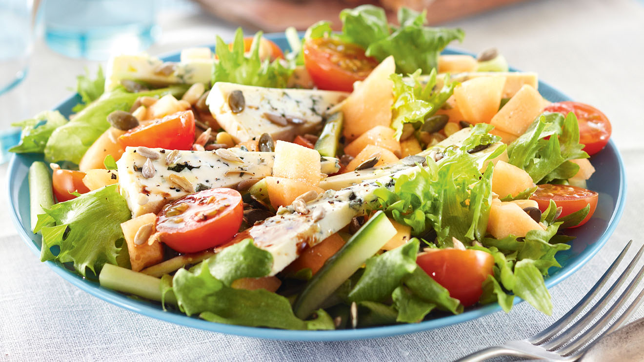 Sinihomejuusto-siemensalaatti