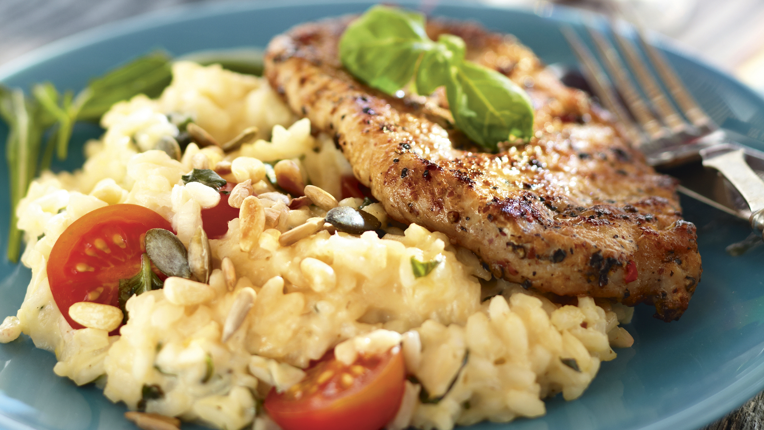 Tomaatti-basilikarisotto ja possupippuripihvit