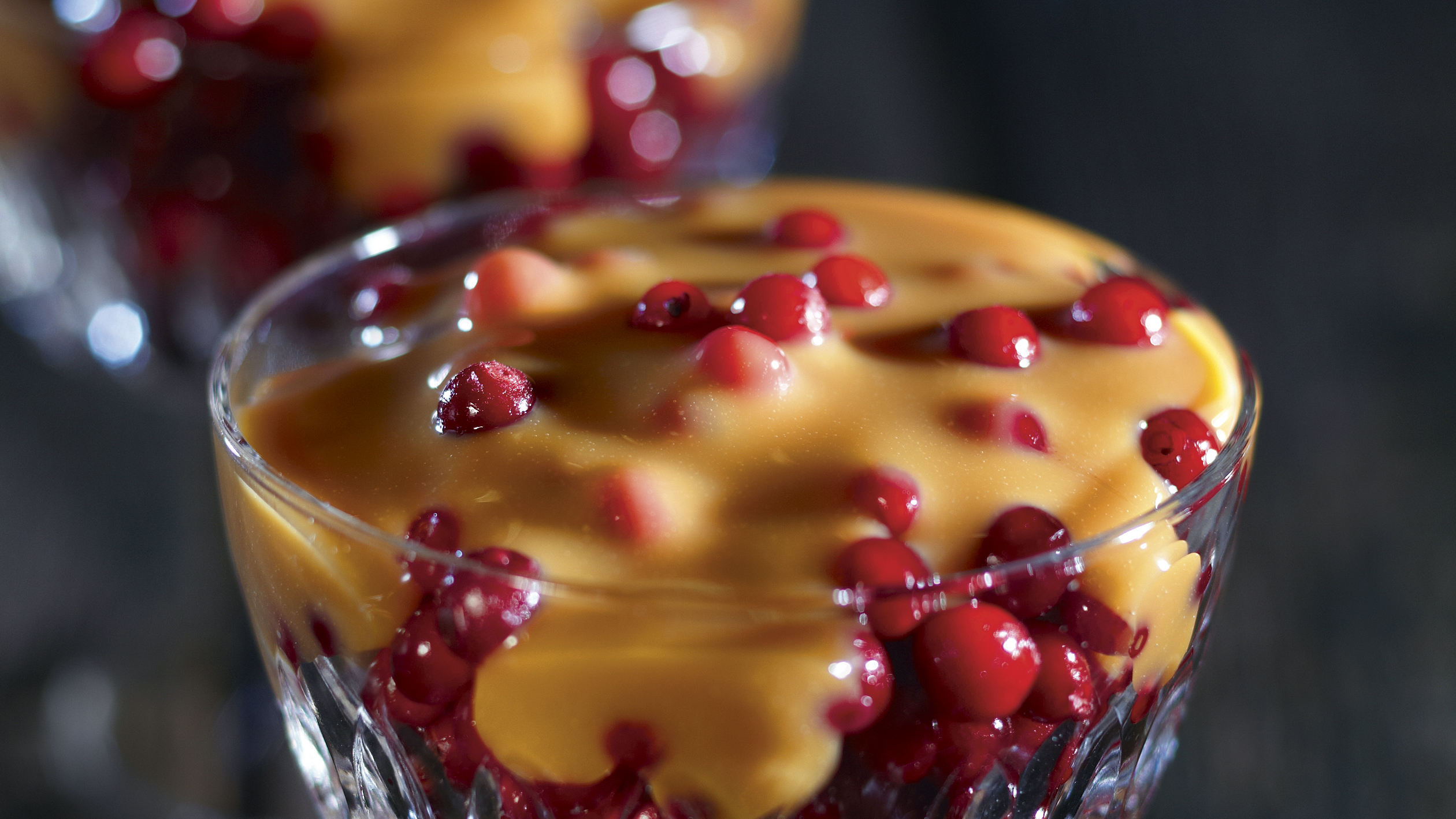 Kuuma kinuskikastike ja marjat