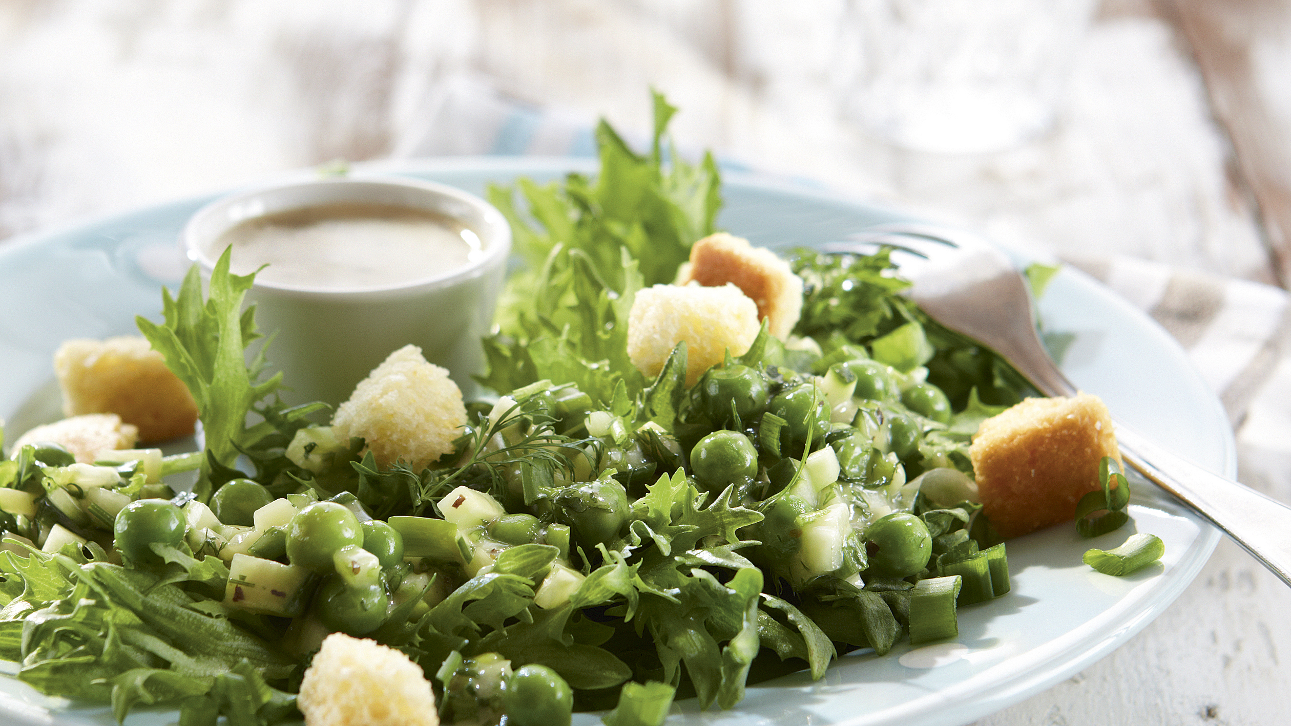 Kurkku-hernesalaatti