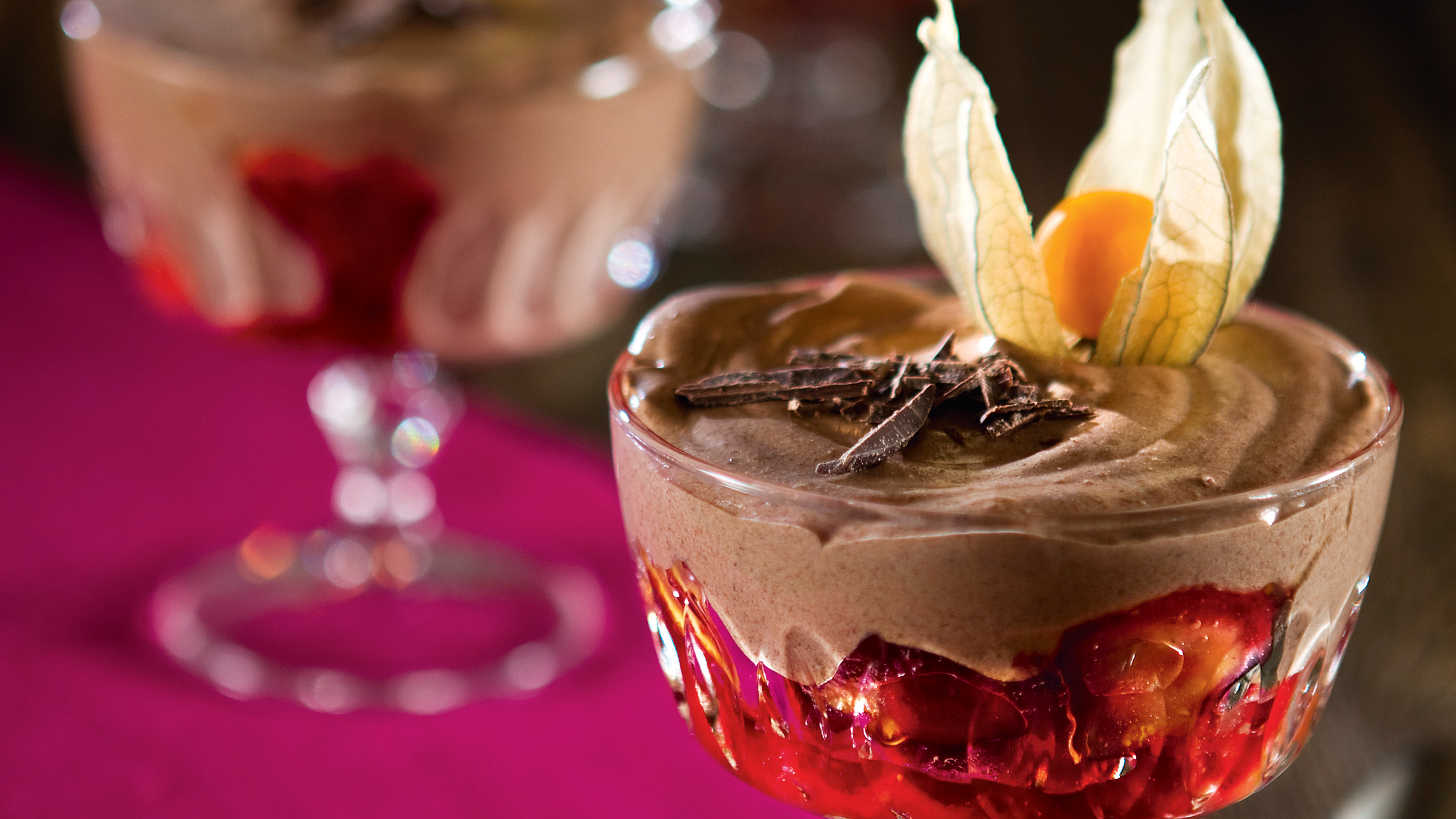 Suklaamousse ja marinoidut mansikat