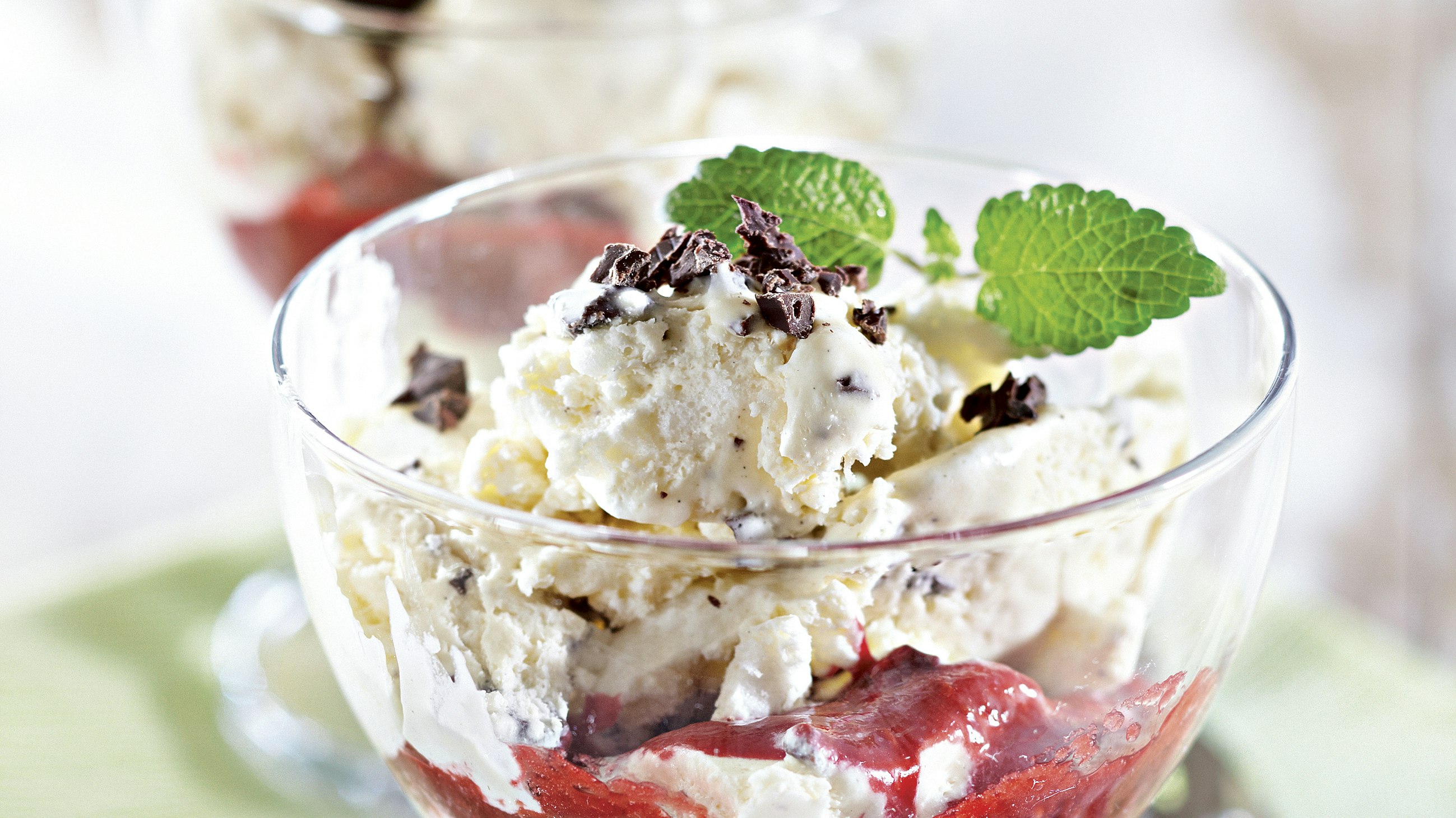 Stracciatella semifreddo ja vadelmakastike | Sesonki | Reseptit | K-Ruoka