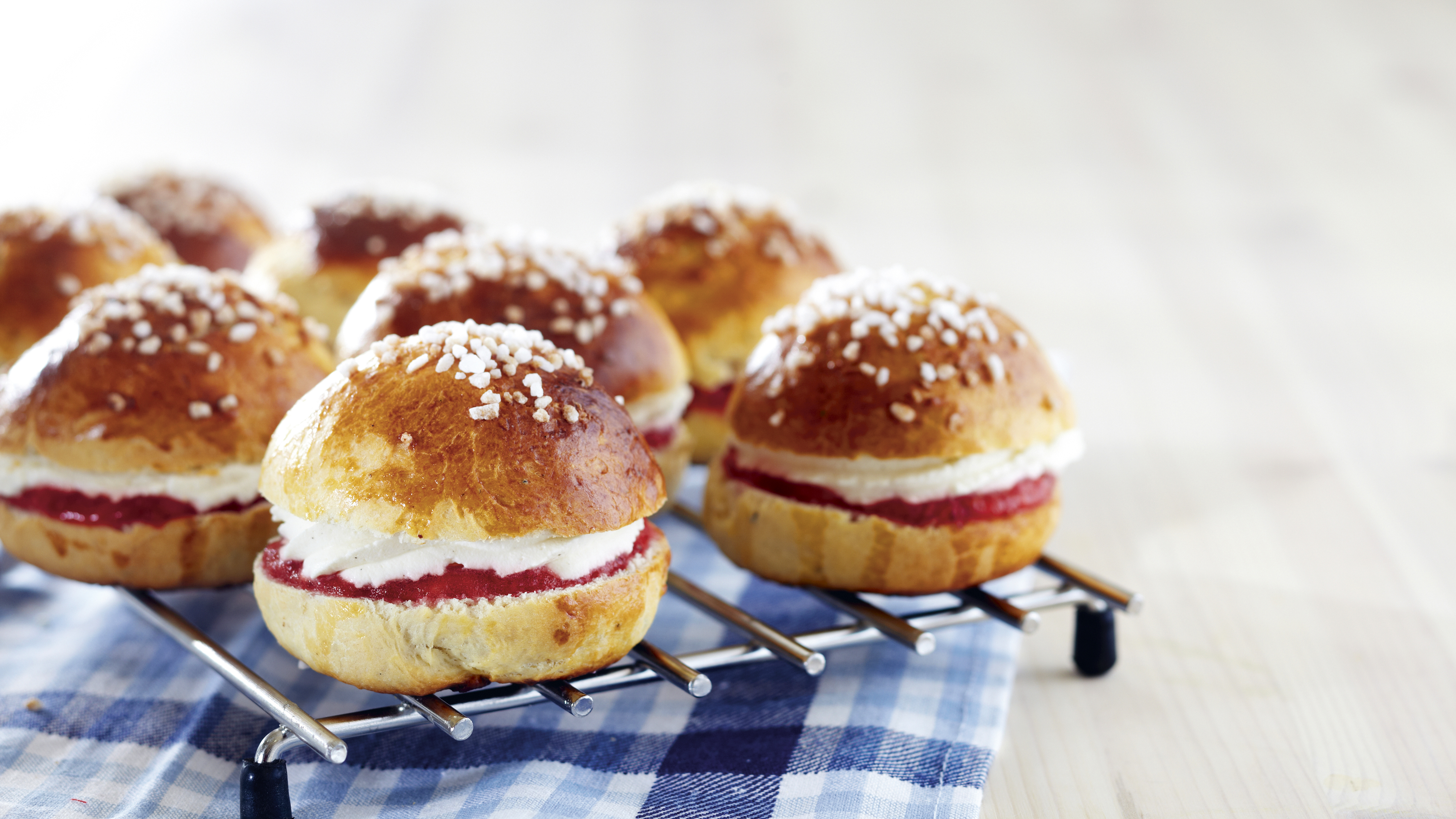 Mansikkaiset laskiaispullat