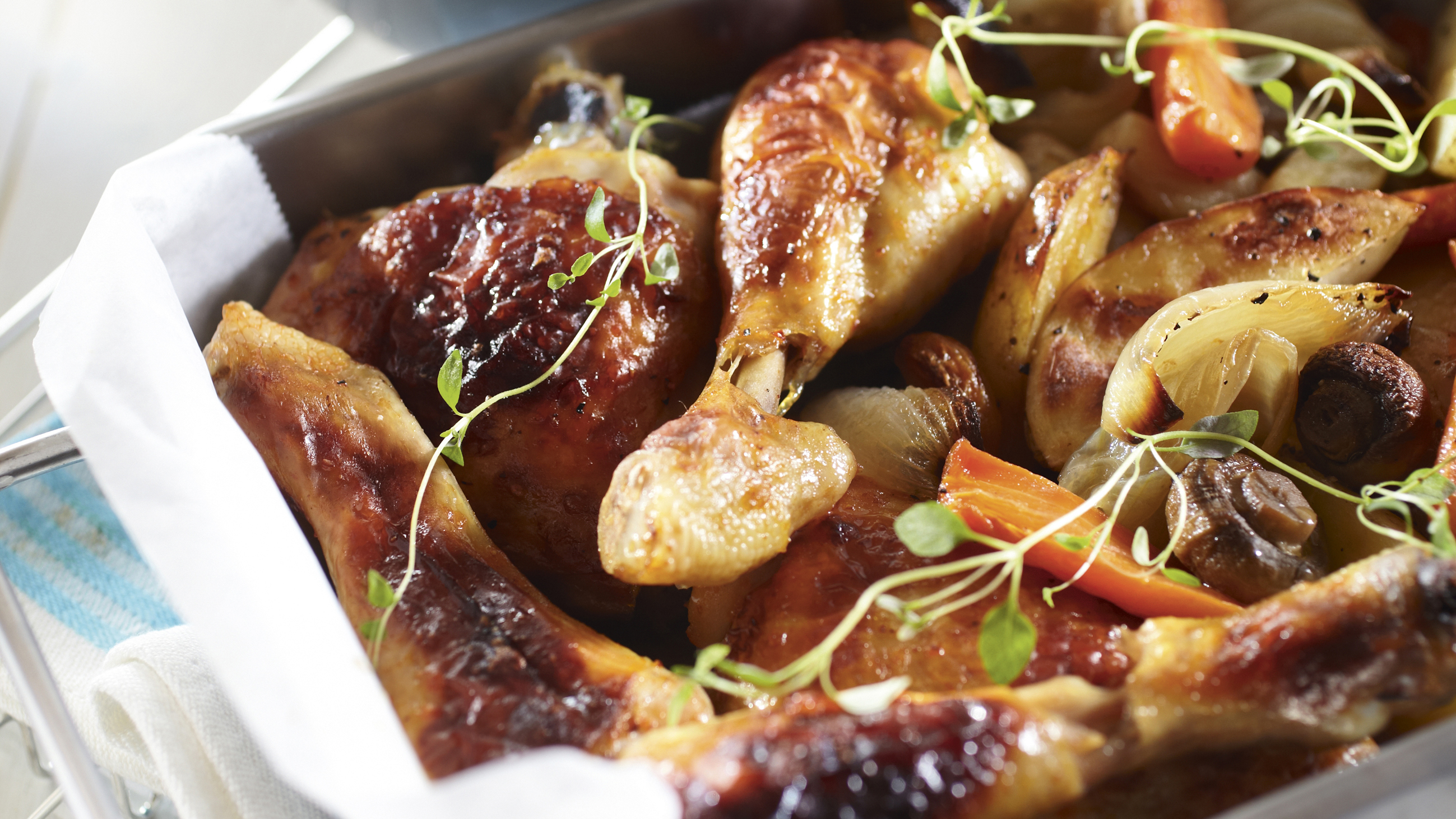 Paahdettu broileri ja uunikasvikset