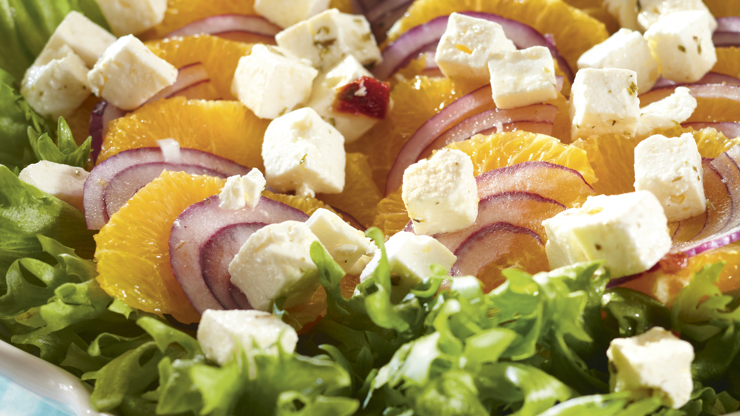 Appelsiini-fetasalaatti