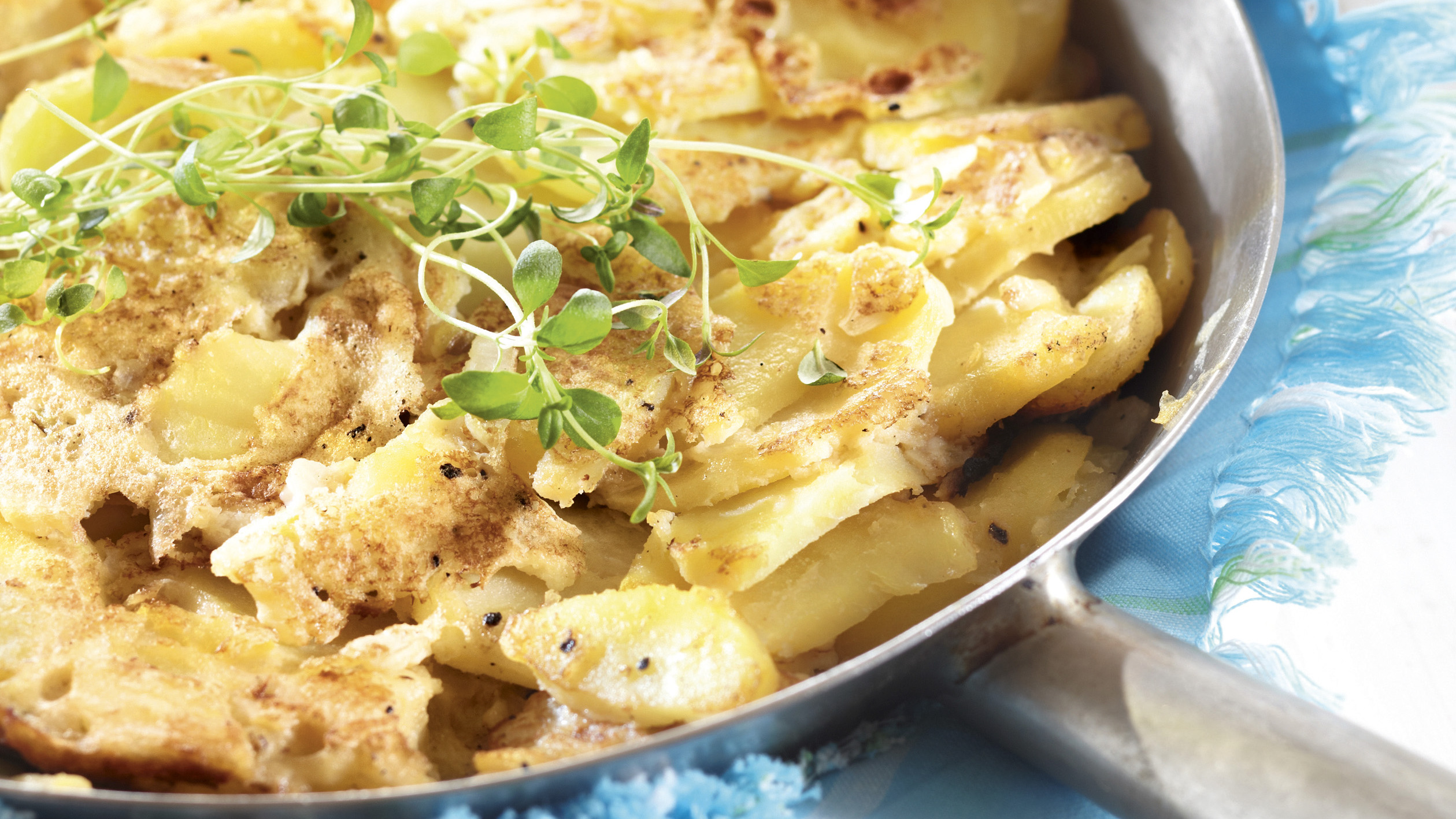 Espanjalainen munakas ja kukkasalaatti