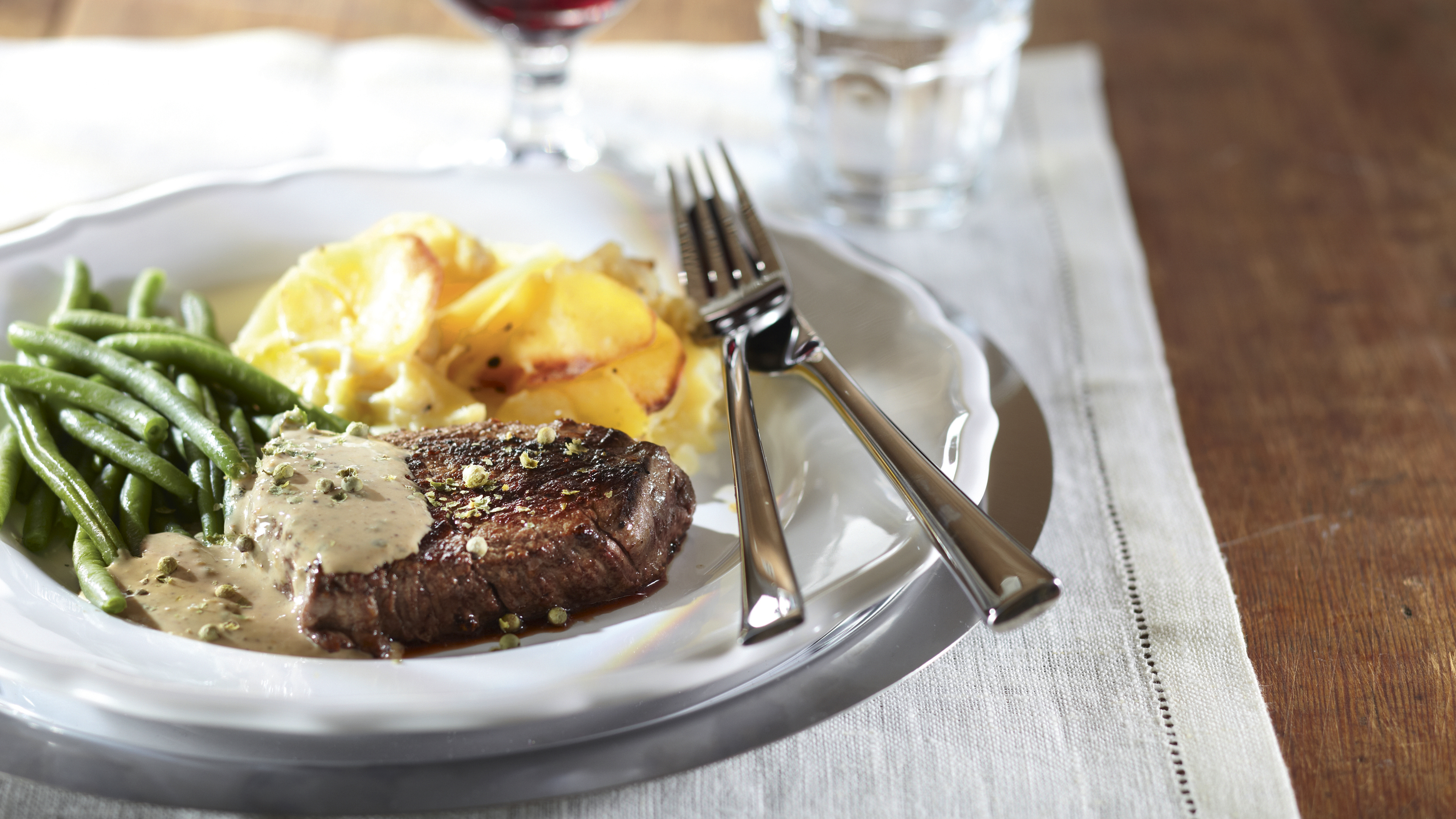 Sisäfileepihvit ja viherpippurikastike