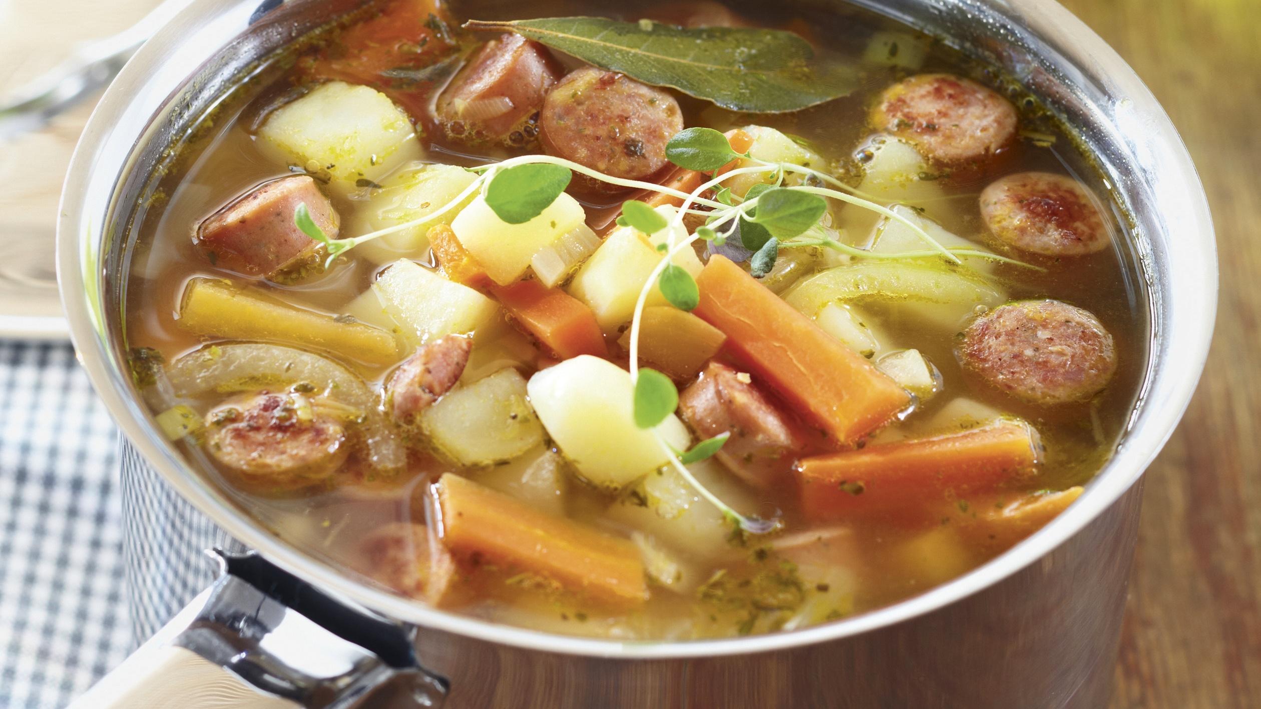 Sipulinen makkarakeitto