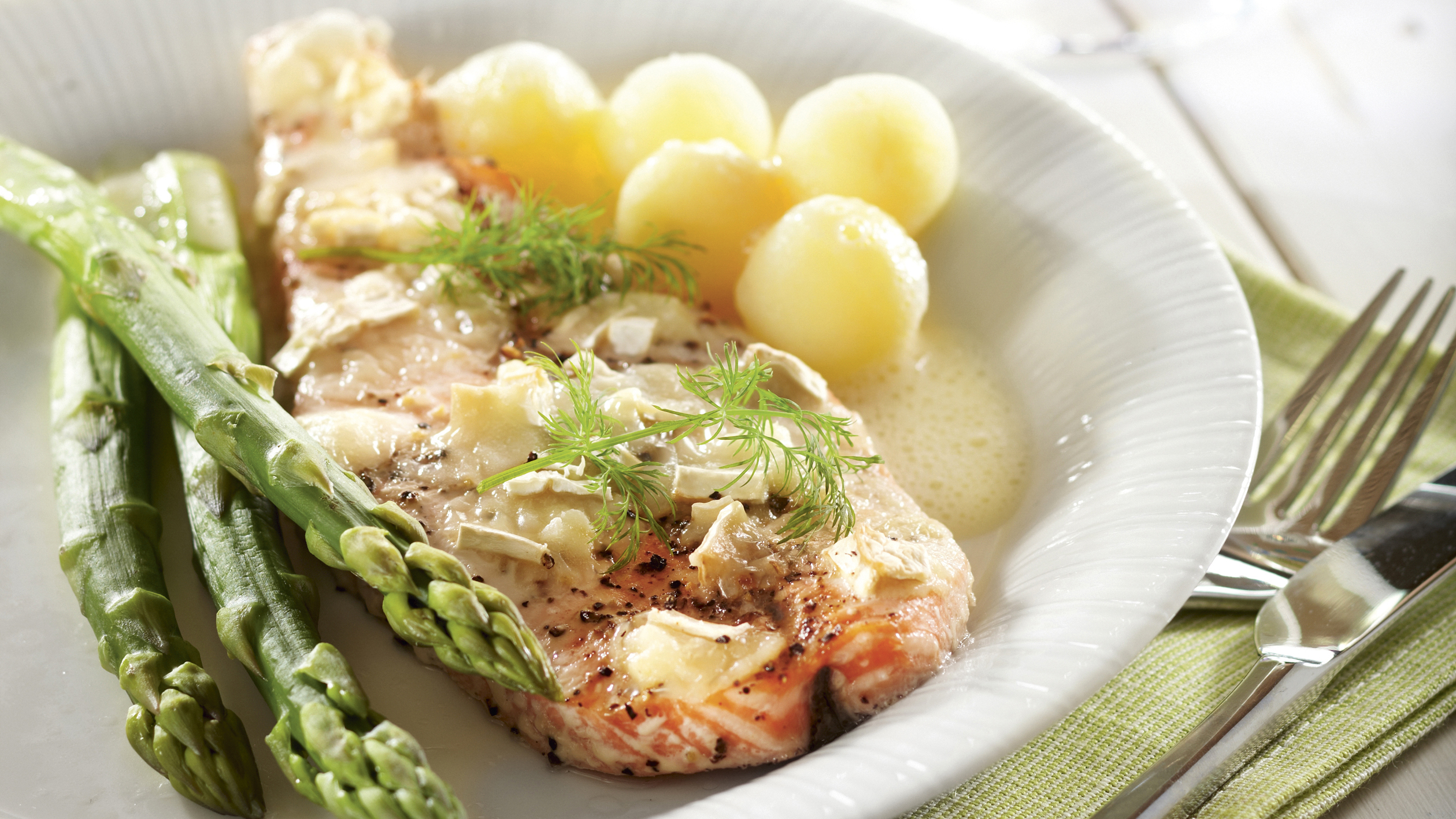 Kalamedaljongit à la chèvre ja tuore parsa