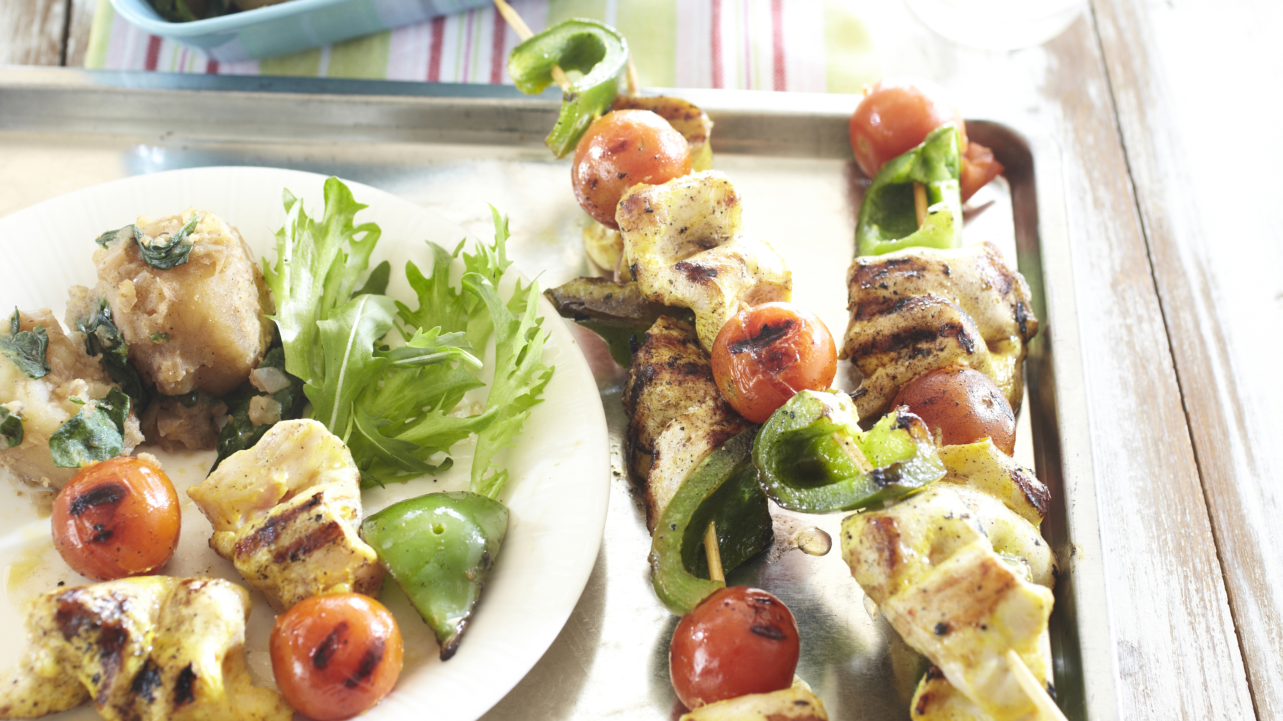 Intialainen perunasalaatti ja broilerivartaat