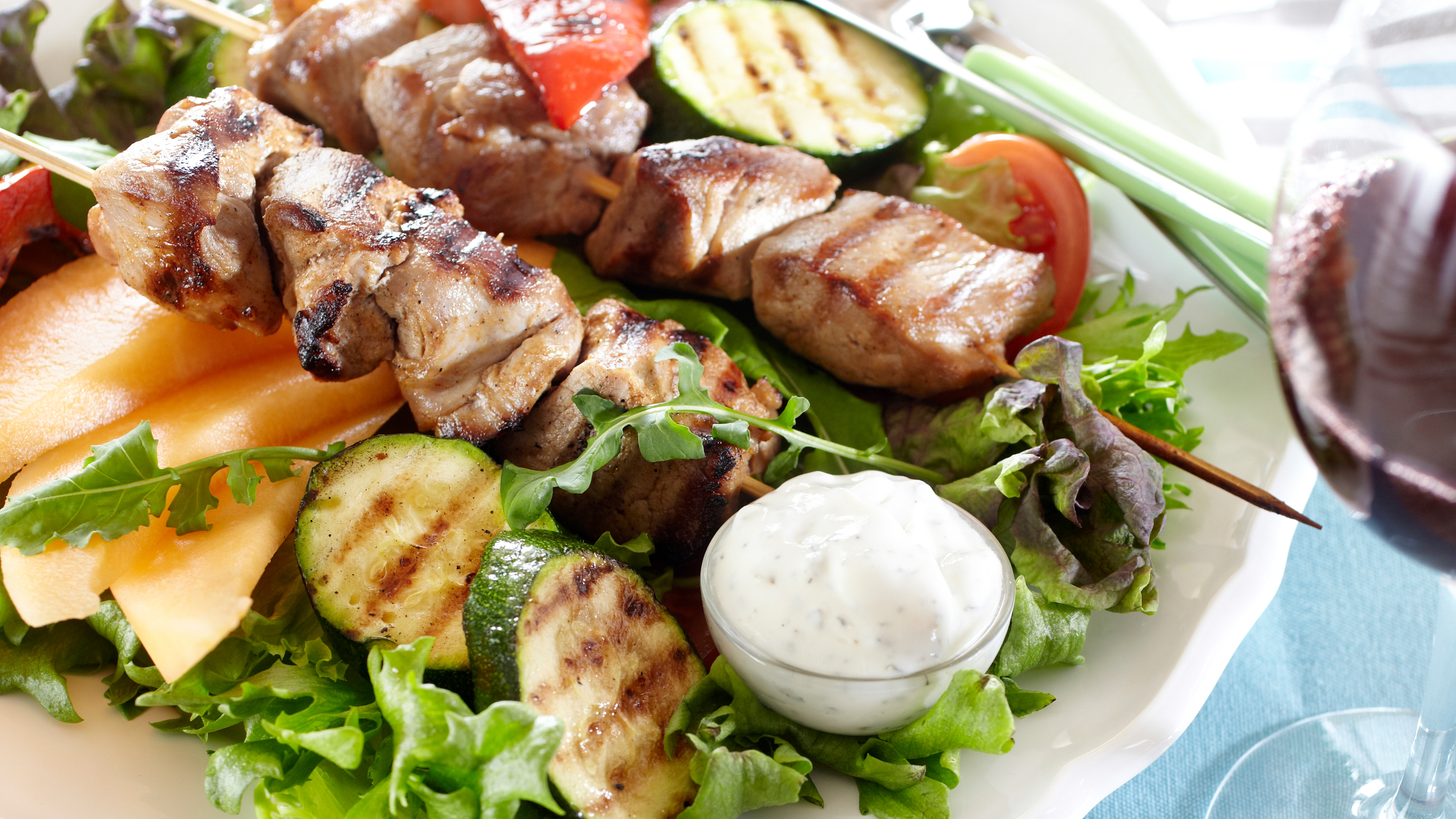 Grillattua possunfileetä salaattipedillä