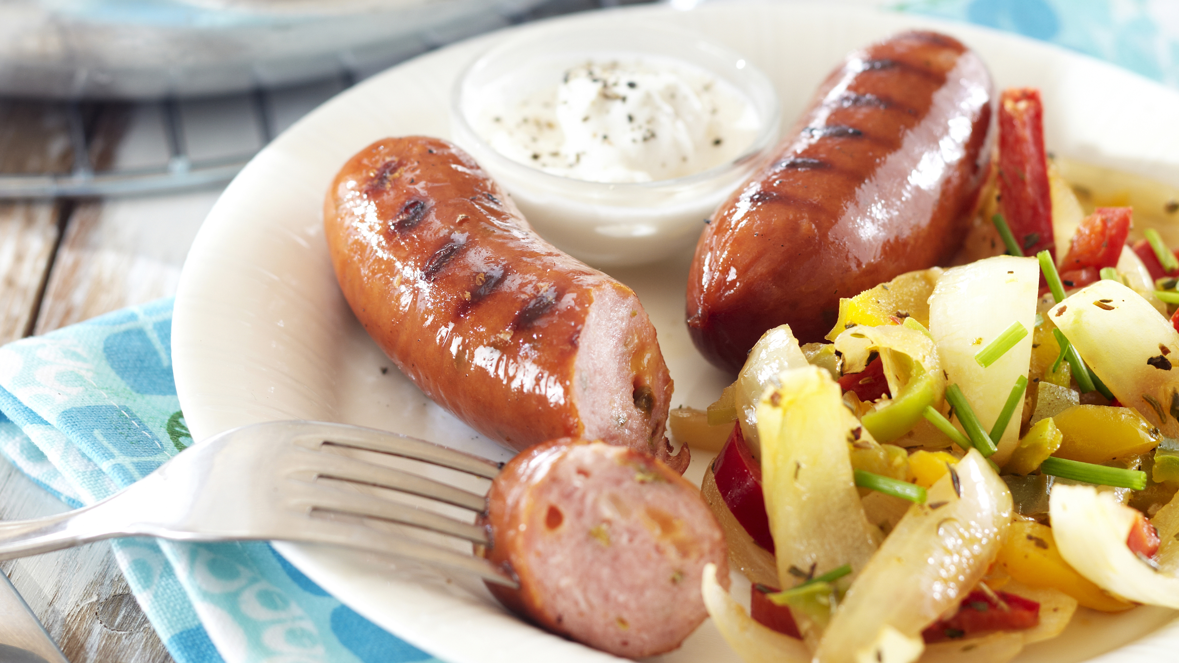 Paprika-sipulipannu ja grillatut makkarat