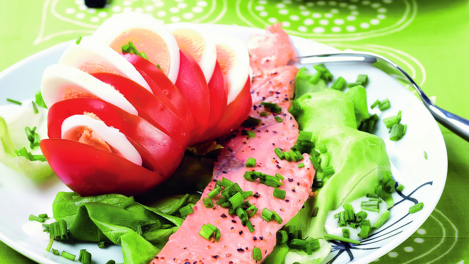 Paistetut lohiviipaleet ja tomaatti-munasalaatti