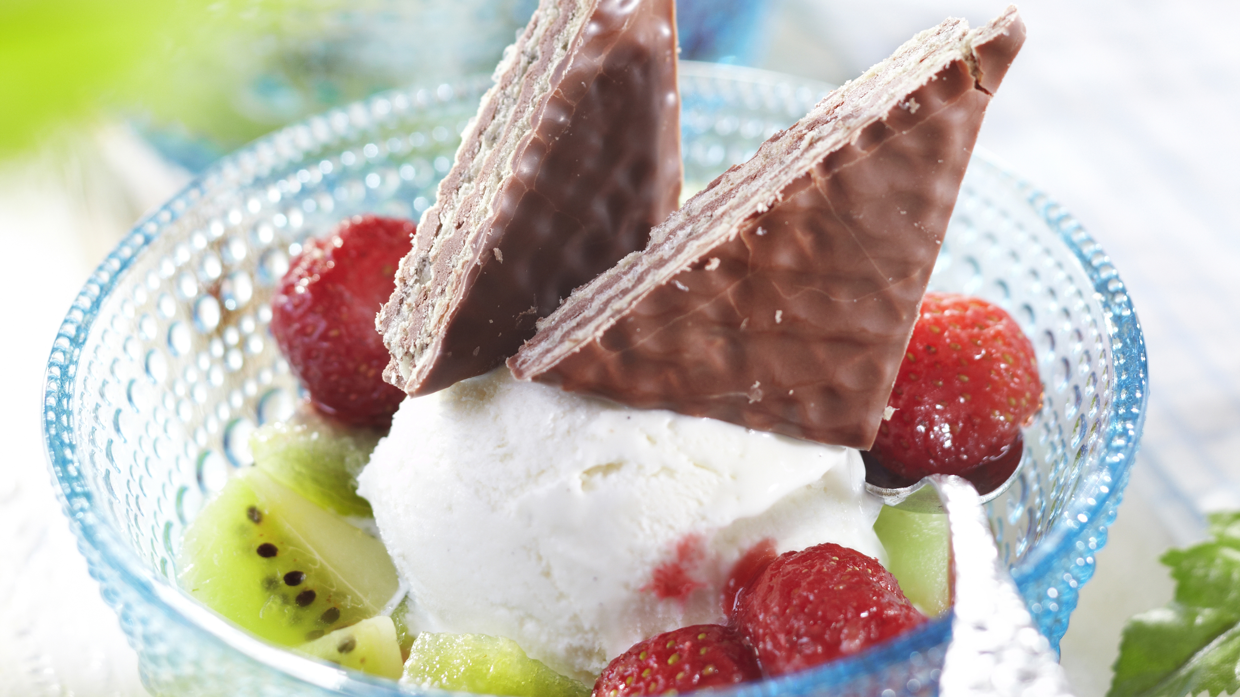 Raikkaat jäätelöannokset