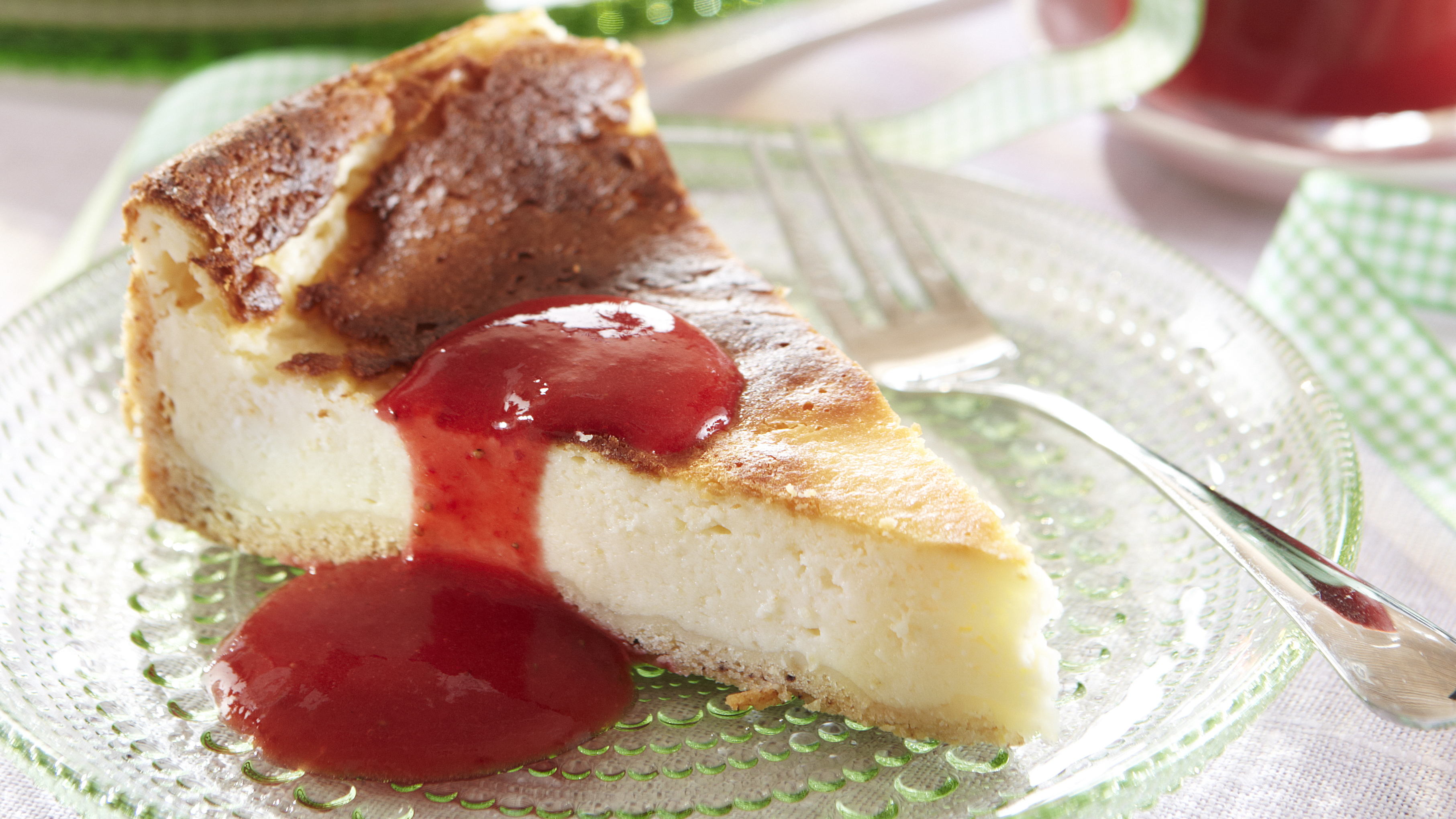 Juustokakku mansikkakastikkeella