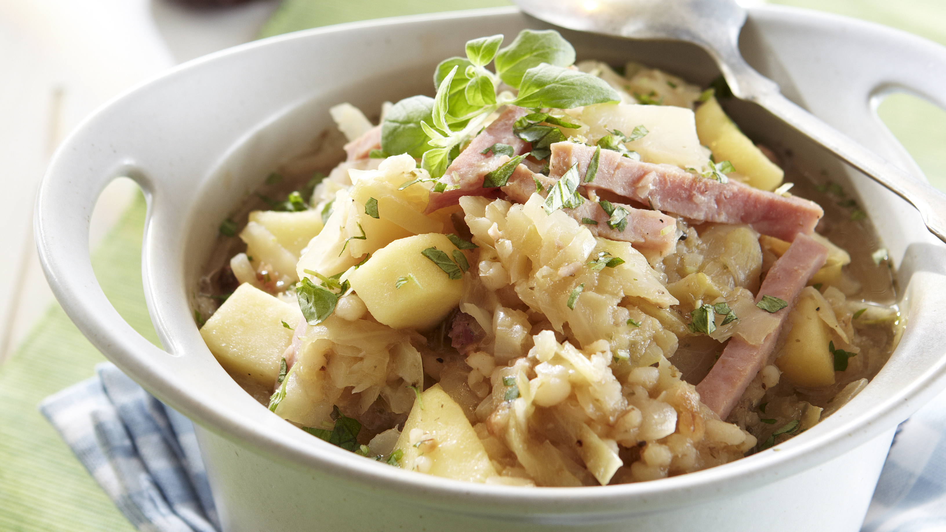 Omenainen kaali-kinkkupata