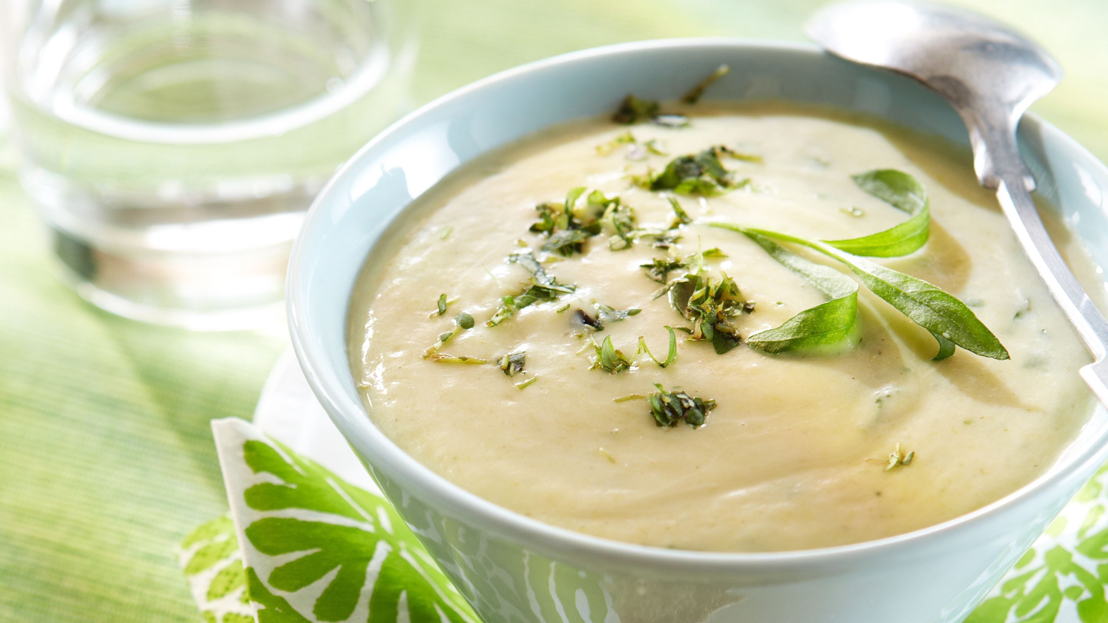 Yrttinen kukkakaalikeitto