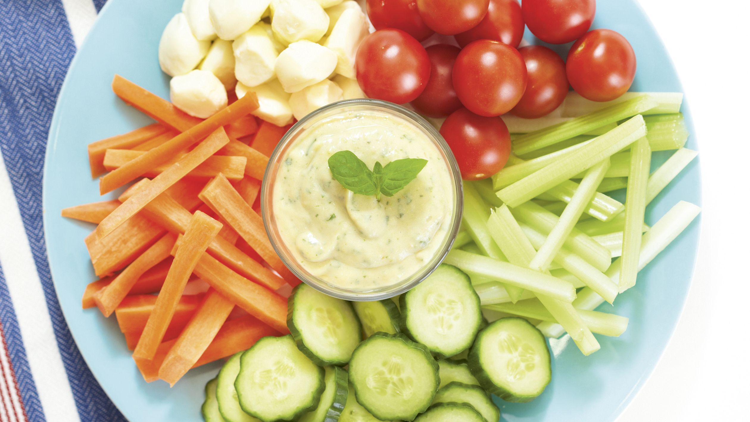 Kasvismyrsky ja avokado-jogurttidippi