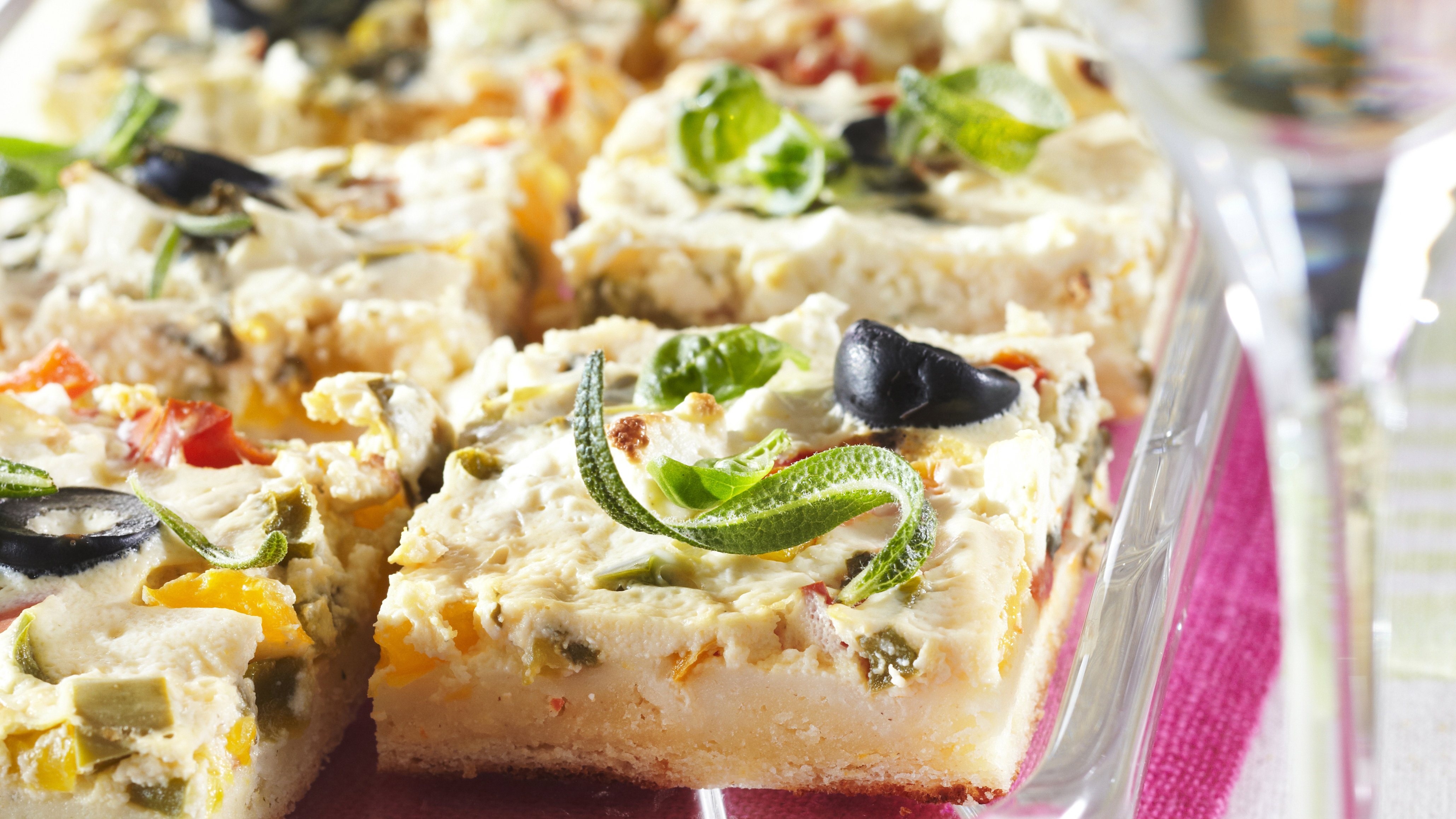 Värikäs paprika-fetapiirakka, pellillinen