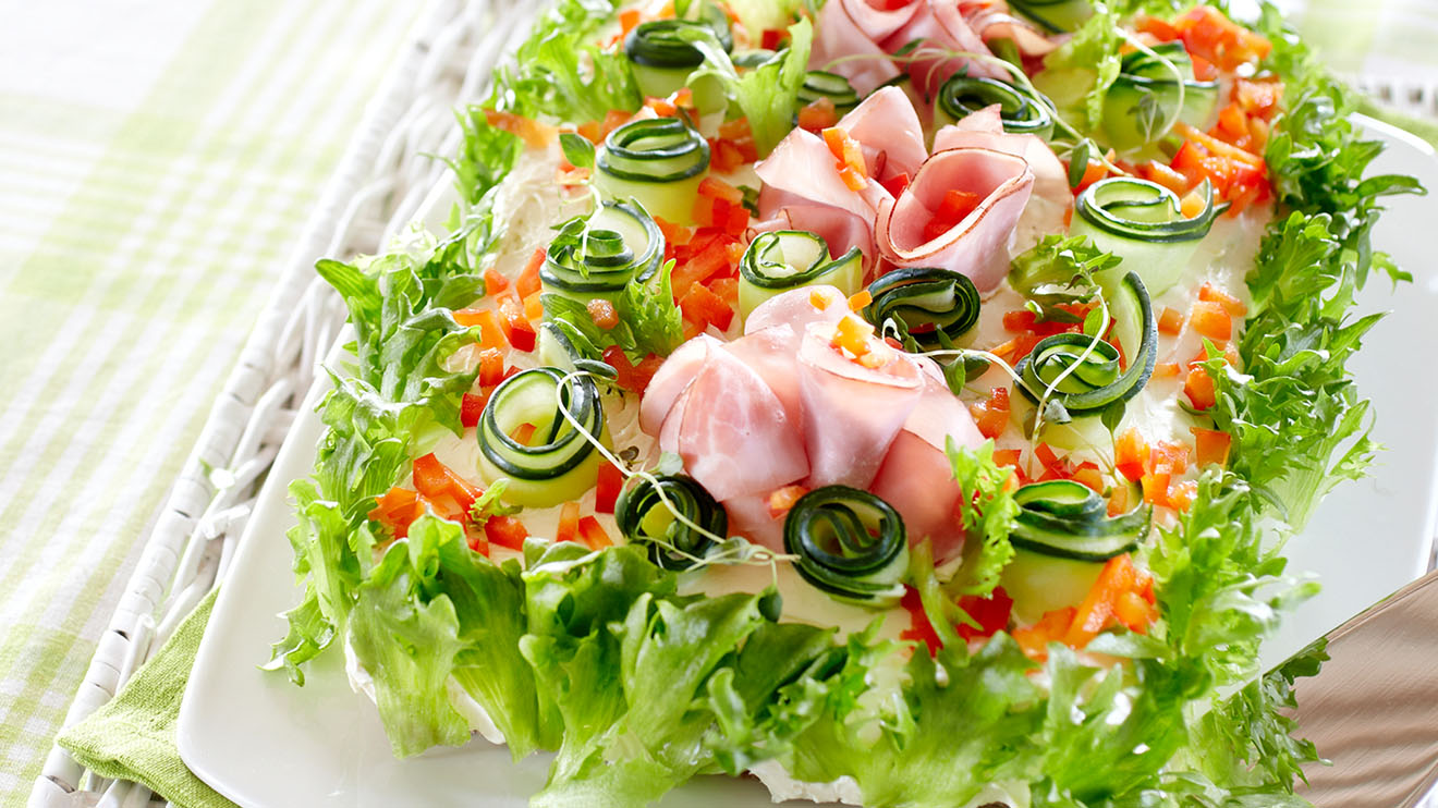 Kinkku-piparjuurivoileipäkakku