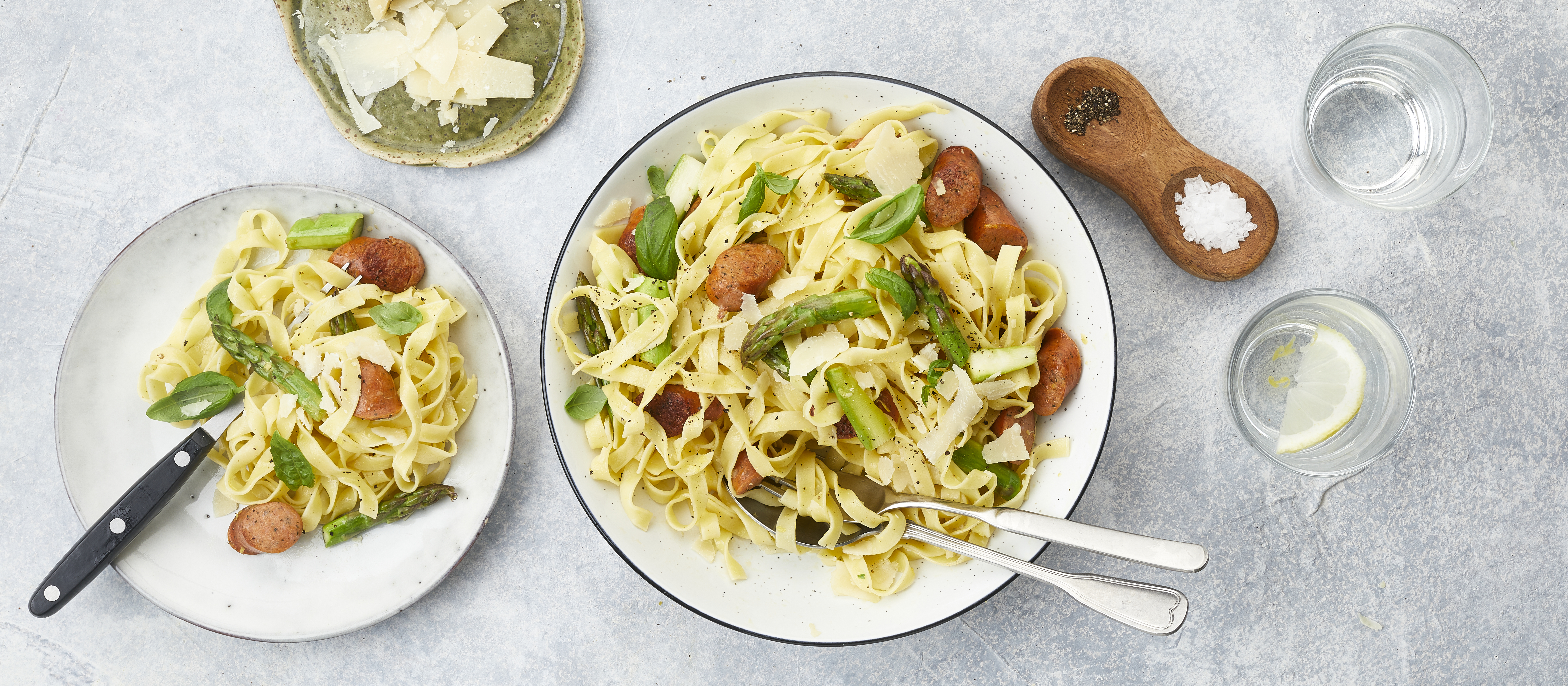 Raakamakkara-parsapasta