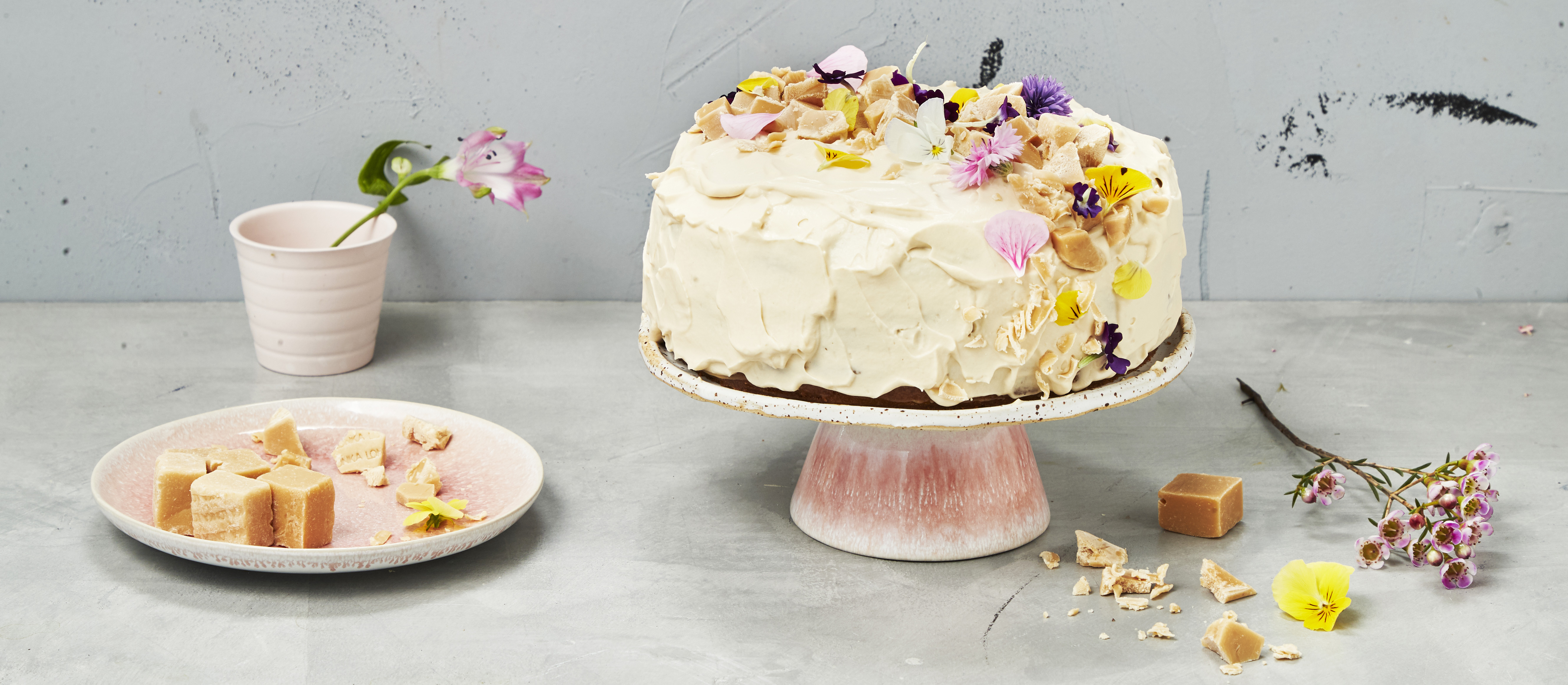 Raparperi-kinuskikakku