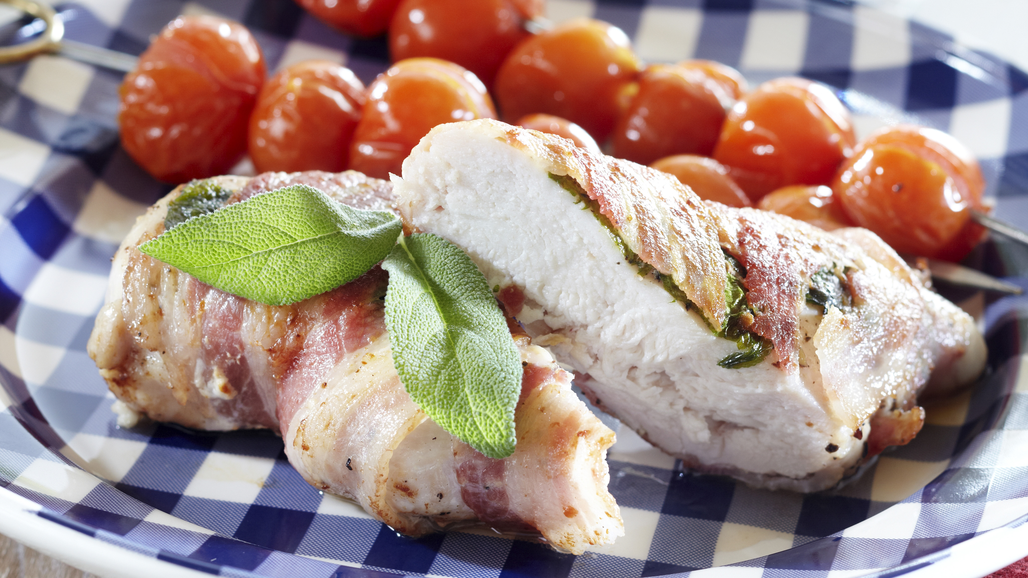 Pekoni-broilerikääröt ja grillitomaatit