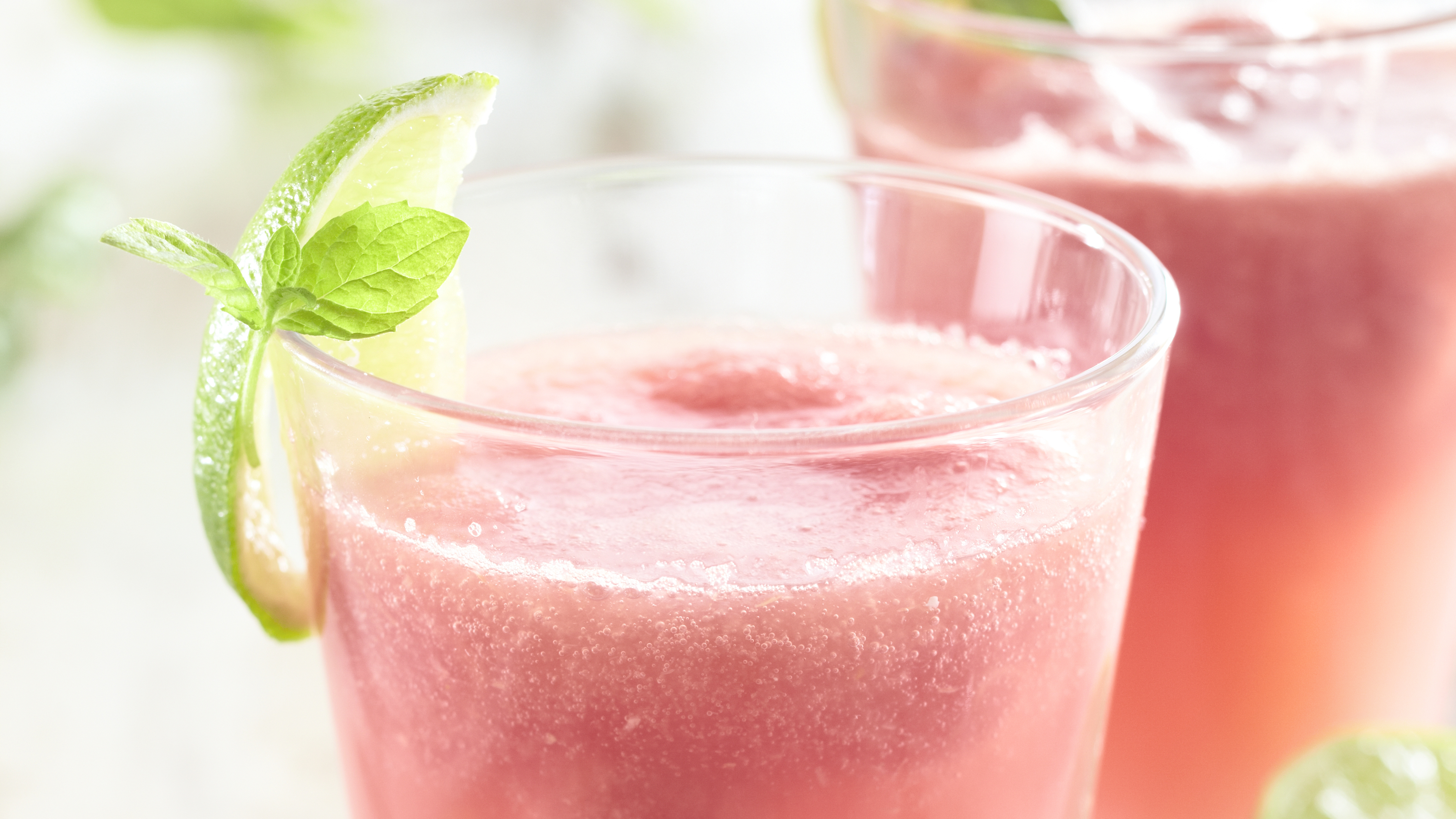 Raikas vesimeloni-inkiväärijuoma