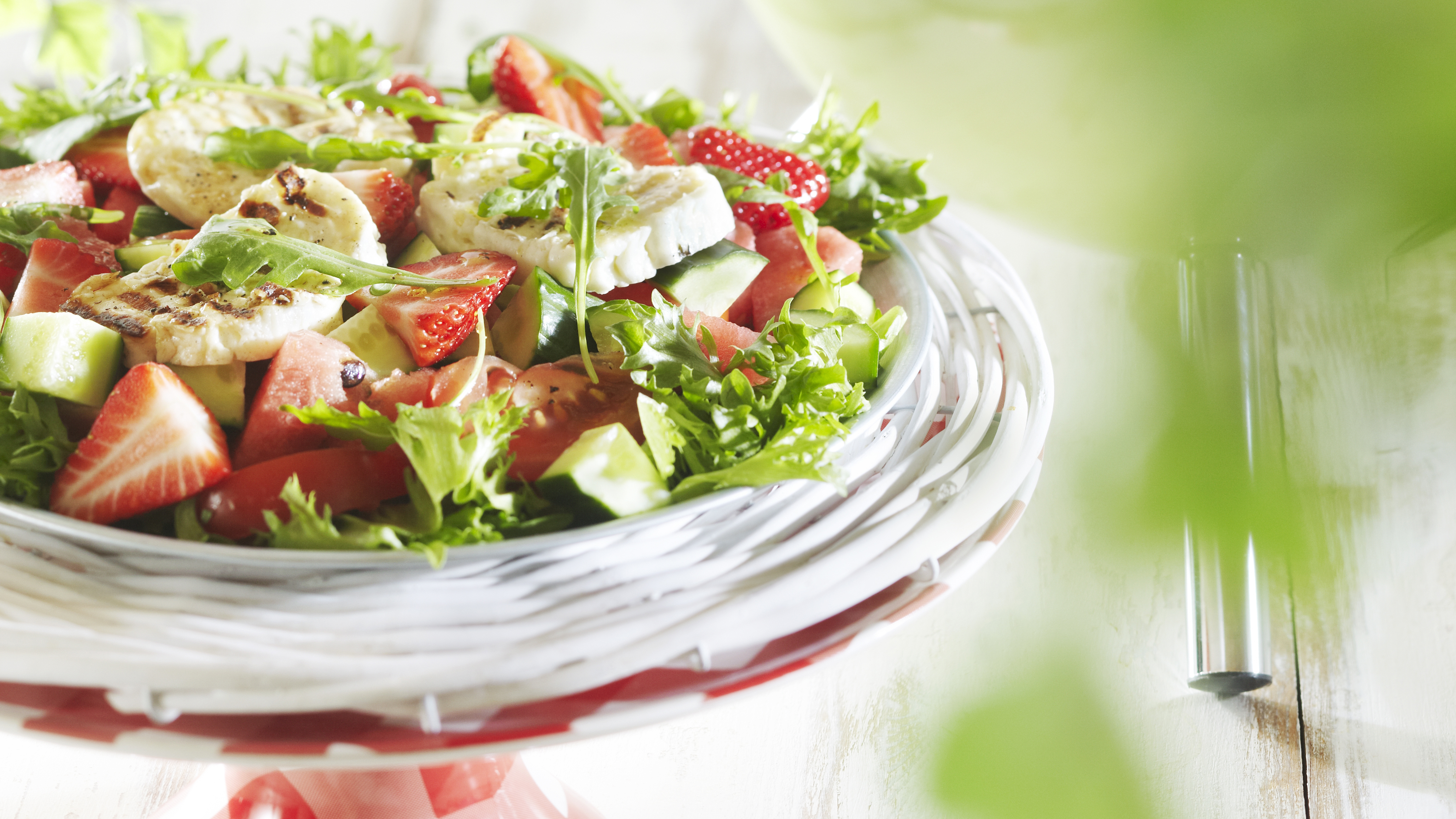 Mansikka-halloumisalaatti