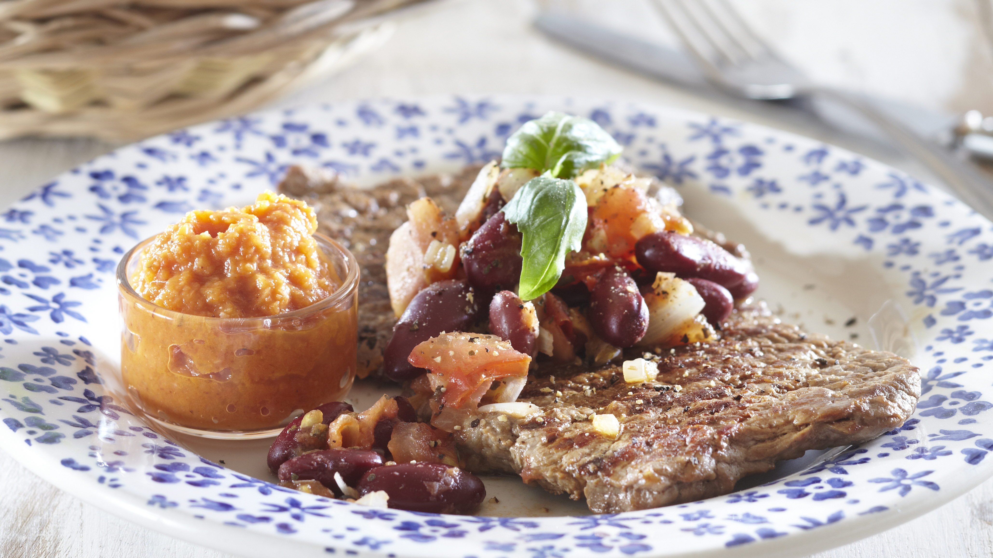 Minuuttipihvit, barbecuekastike ja papusalaatti