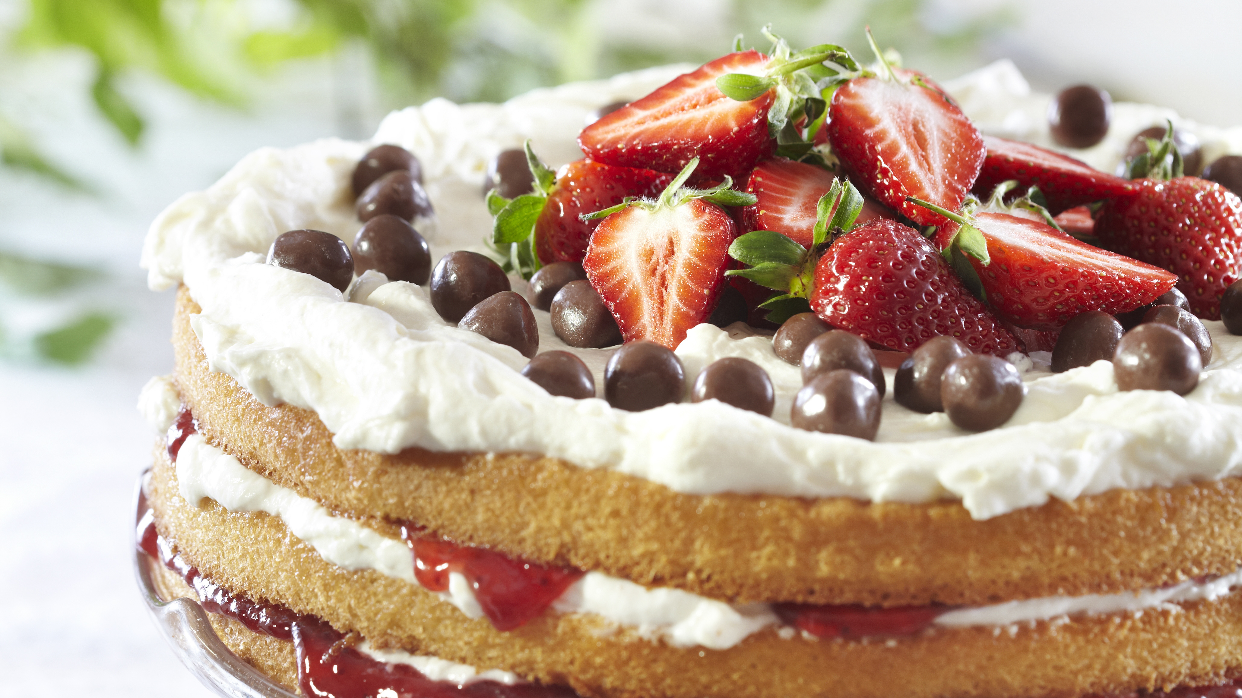 Helppo mansikkatäytekakku