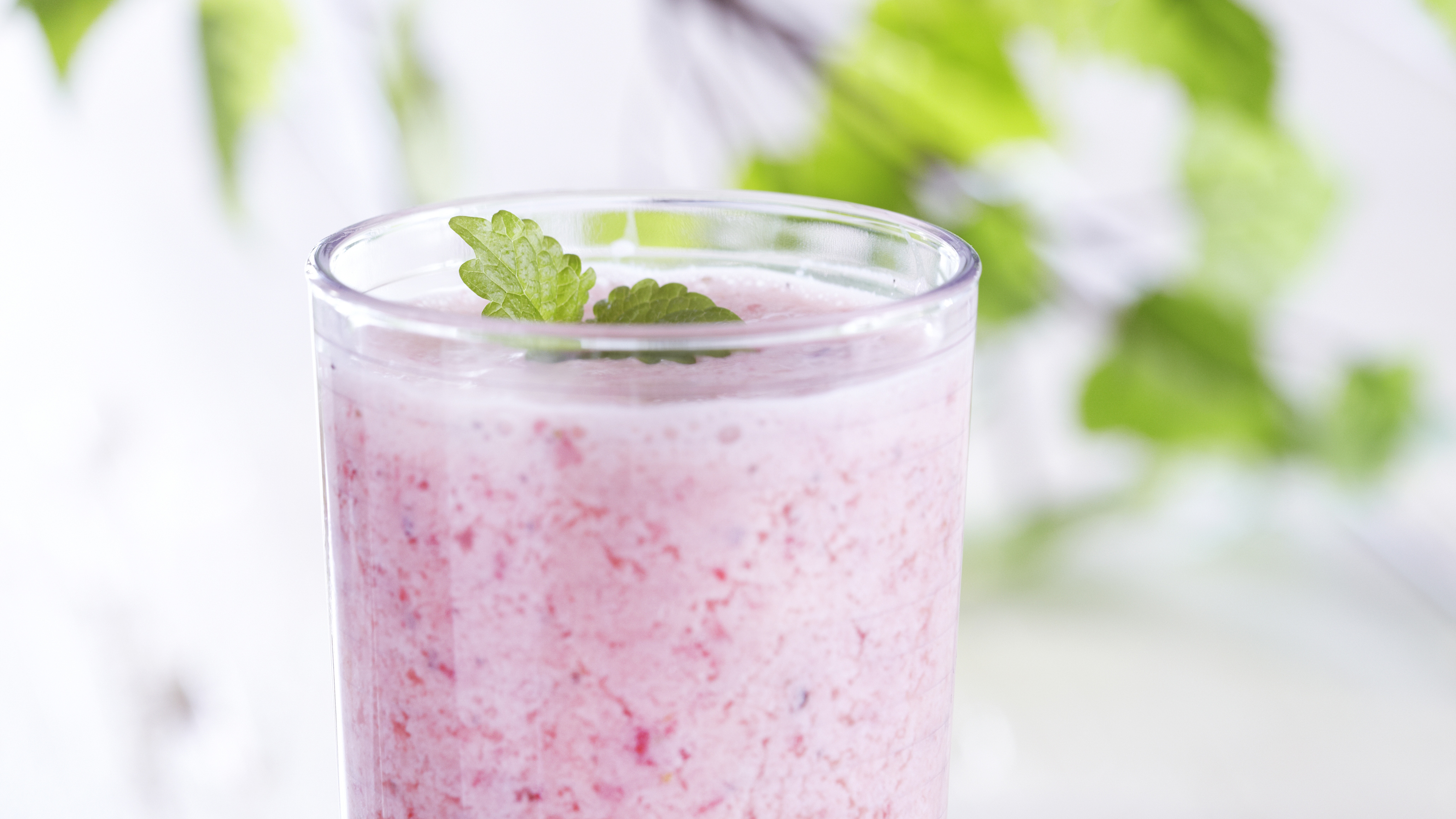 Minttuinen mansikkapirtelö