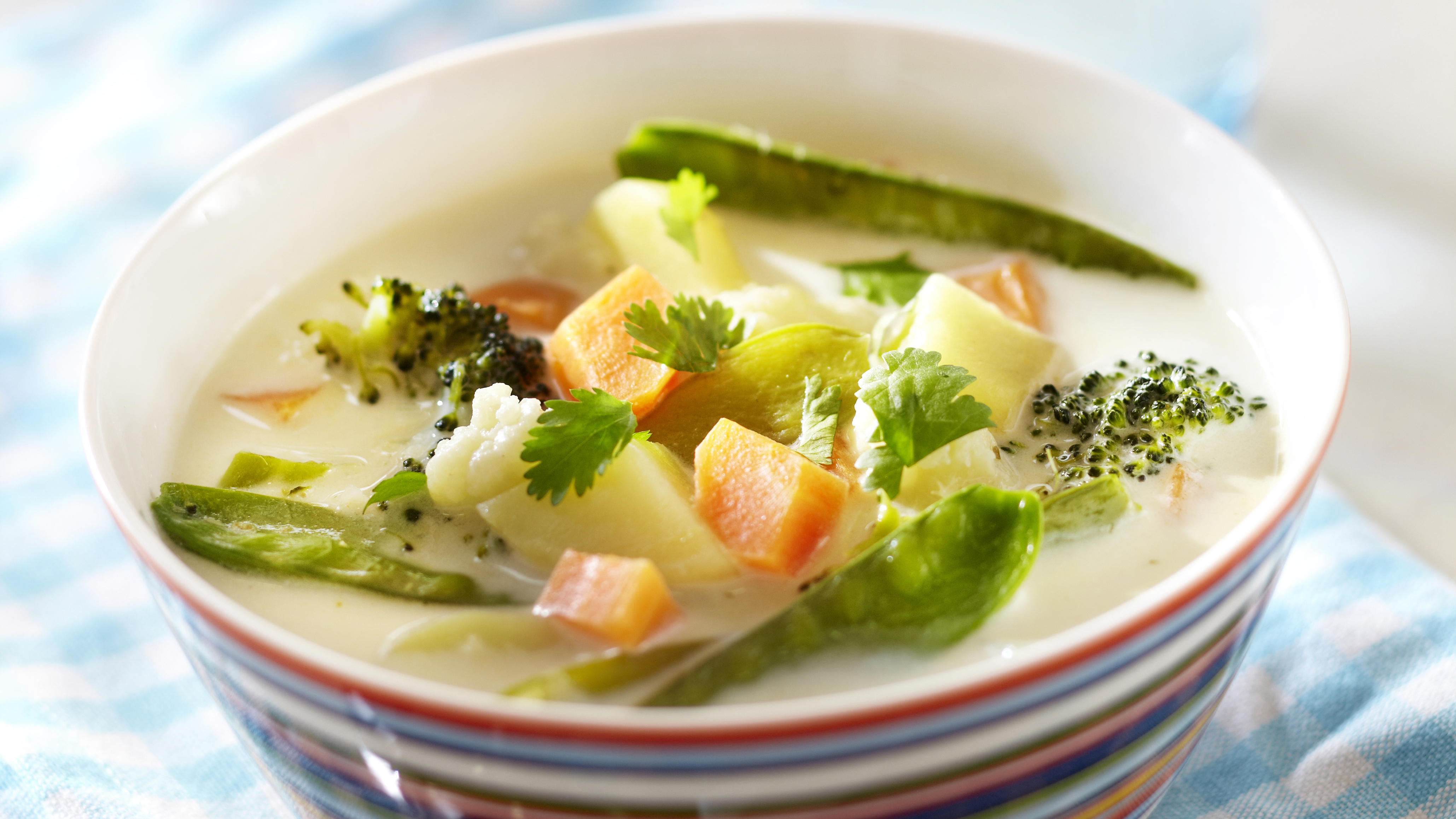 Thaimaalainen kesäkeitto